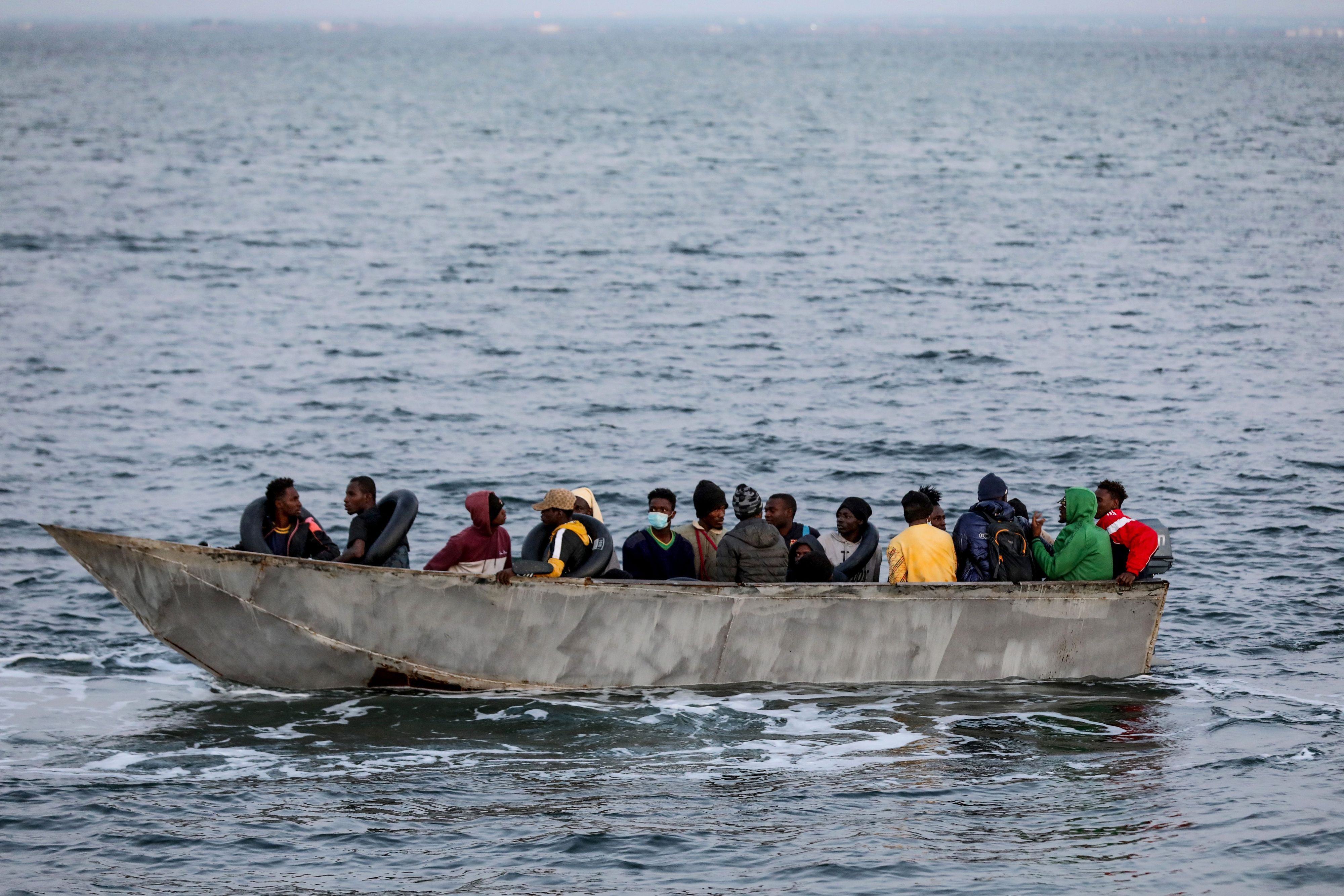 Tunesien, Sfax: Ein kleines Boot mit Migranten im Mittelmeer, nachdem es von der tunesischen Küstenwache abgefangen und an die Küste der südtunesischen Stadt Sfax zurückgebracht wurde.