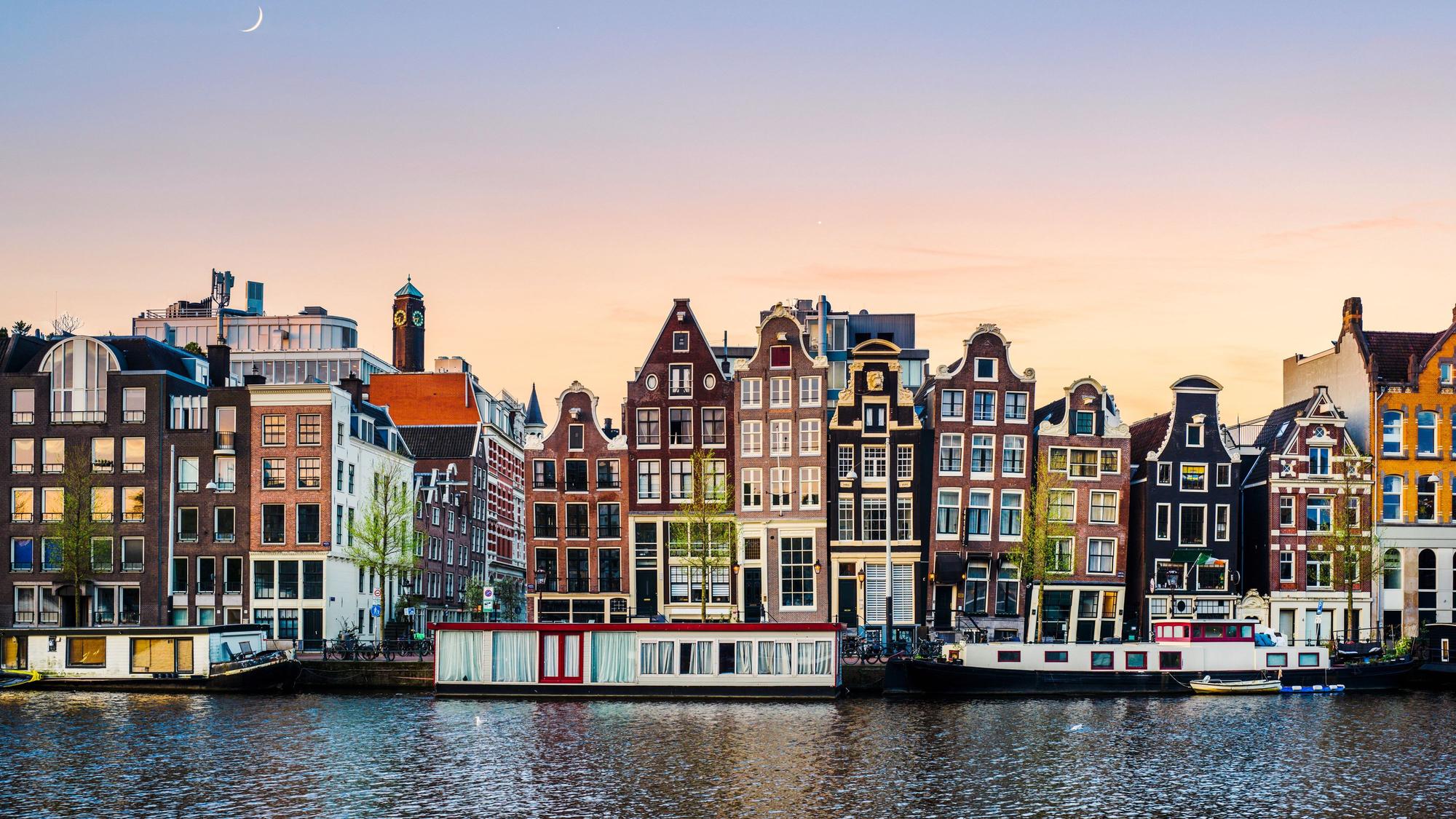 Skyline Amsterdam bei Sonnenaufgang