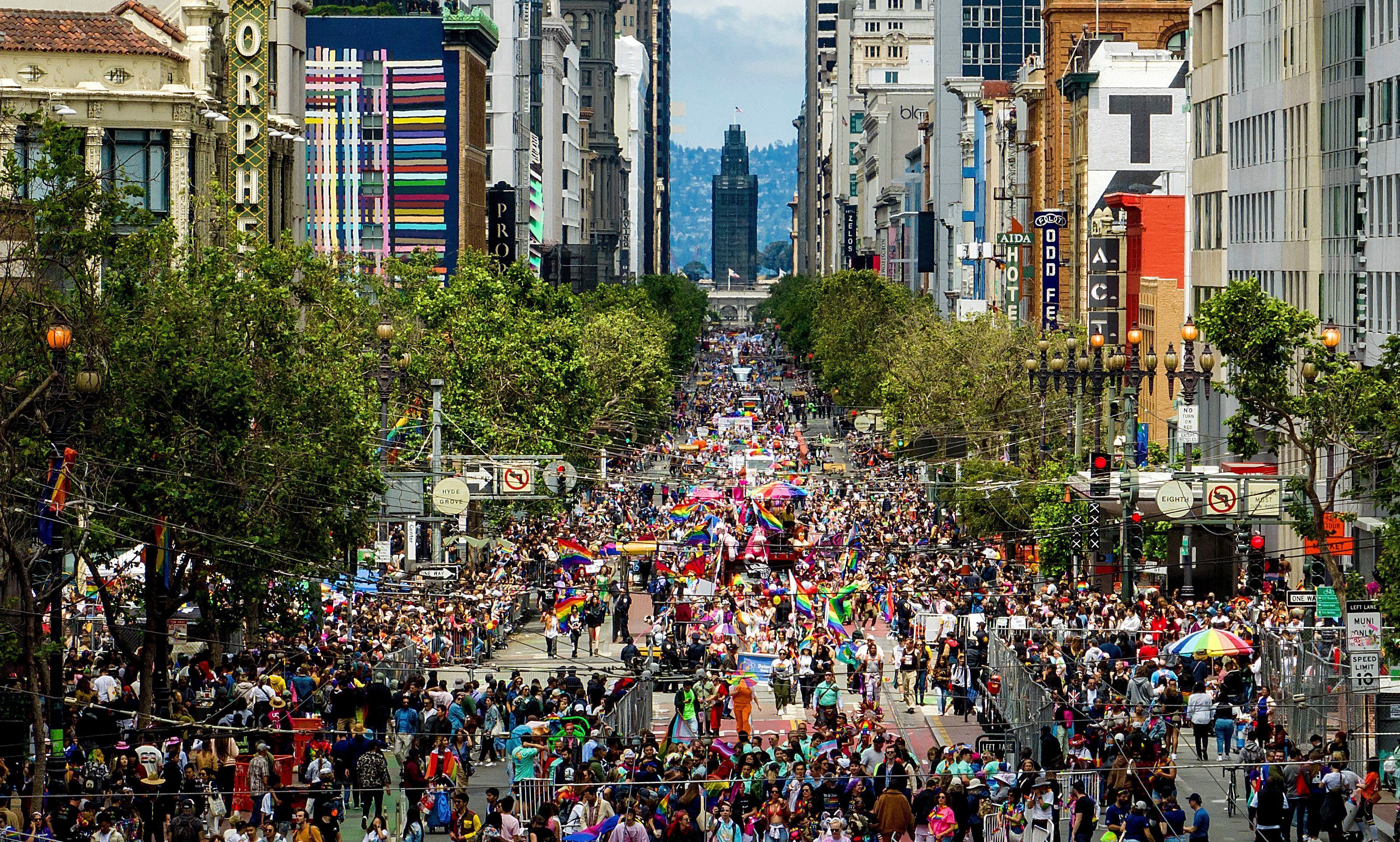 Die Straßen von San Francisco sind voll mit Menschen, die Pride feiern.