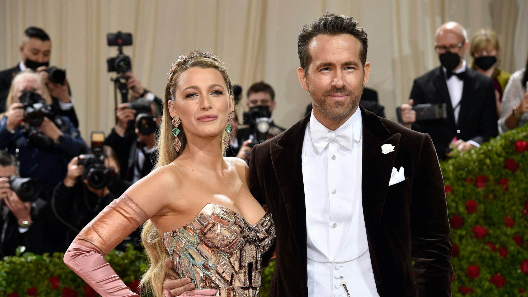 Ryan Reynolds (r.) und seine Ehefrau Blake Lively auf dem roten Teppich.