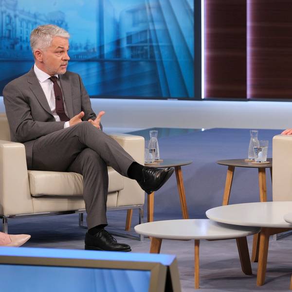 ARD/NDR - ANNE WILL, "Machtkampf in Russland – Verliert Putin die Kontrolle?", am Sonntag (25.06.23) um 21:45 Uhr im ERSTEN. v.l.: Carlo Masala (Professor für Internationale Politik an der Universität der Bundeswehr München), Anne Will (Moderatorin),
© NDR/Wolfgang Borrs, honorarfrei - Verwendung gemäß der AGB im engen inhaltlichen, redaktionellen Zusammenhang mit genannter NDR-Sendung bei Nennung "Bild: NDR/Wolfgang Borrs" (S2). NDR Presse und Information/Fotoredaktion Tel: 040 4156-2306 oder -2305, pressefoto@ndr.de