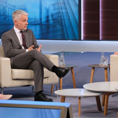 ARD/NDR - ANNE WILL, "Machtkampf in Russland – Verliert Putin die Kontrolle?", am Sonntag (25.06.23) um 21:45 Uhr im ERSTEN. v.l.: Carlo Masala (Professor für Internationale Politik an der Universität der Bundeswehr München), Anne Will (Moderatorin),
© NDR/Wolfgang Borrs, honorarfrei - Verwendung gemäß der AGB im engen inhaltlichen, redaktionellen Zusammenhang mit genannter NDR-Sendung bei Nennung "Bild: NDR/Wolfgang Borrs" (S2). NDR Presse und Information/Fotoredaktion Tel: 040 4156-2306 oder -2305, pressefoto@ndr.de