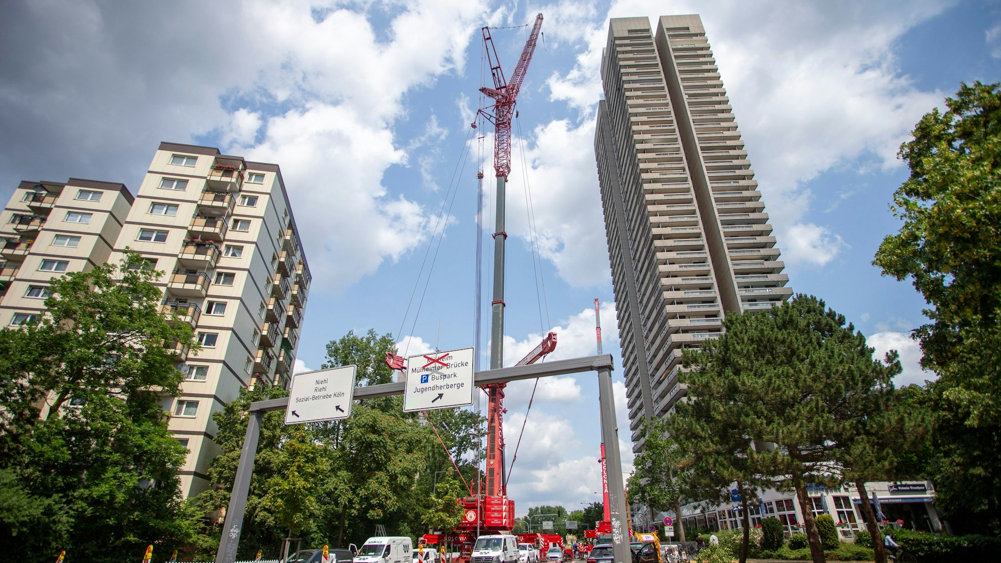 Beeindruckende Ausmaße: Der „800-Tonner“, ein mobiler Teleskopkran, hilft beim Aufbau eines anderen Krans auf dem 120 Meter hohen Flachdach des Colonia-Hochhauses.