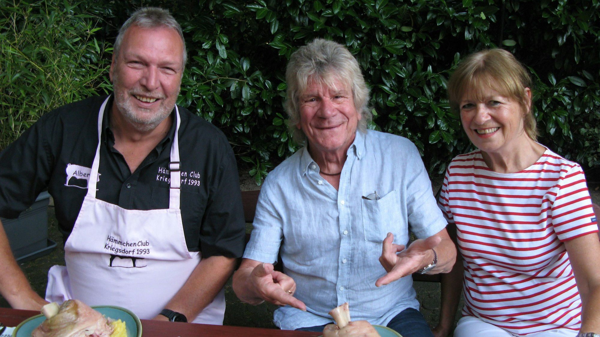 Ehrengast war Bläck-Fööss Bömmel Lückerath zeigt auf ein Hämmchen, seine Frau lächelt neben ihm in die Kamera.
