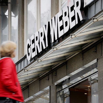 Eine Passantin geht an einer Filiale des Modeherstellers Gerry Weber vorbei. (Archivbild)