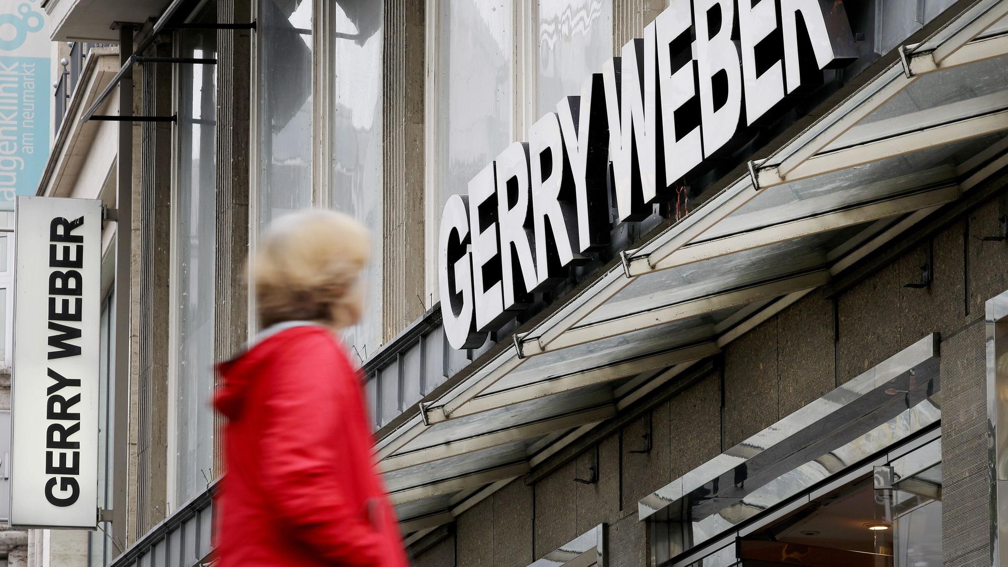 Eine Passantin geht an einer Filiale des Modeherstellers Gerry Weber vorbei. (Archivbild)