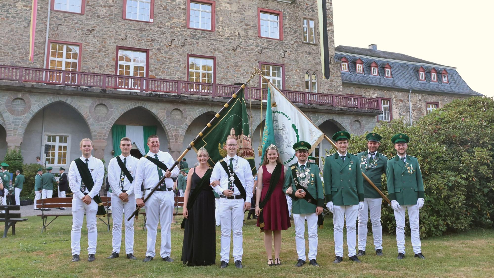 Im Schlosspark stehen das Prinzenpaar Caroline Prinz und Luis Hagen und das Königspaar Christina und Sascha Stötzel.