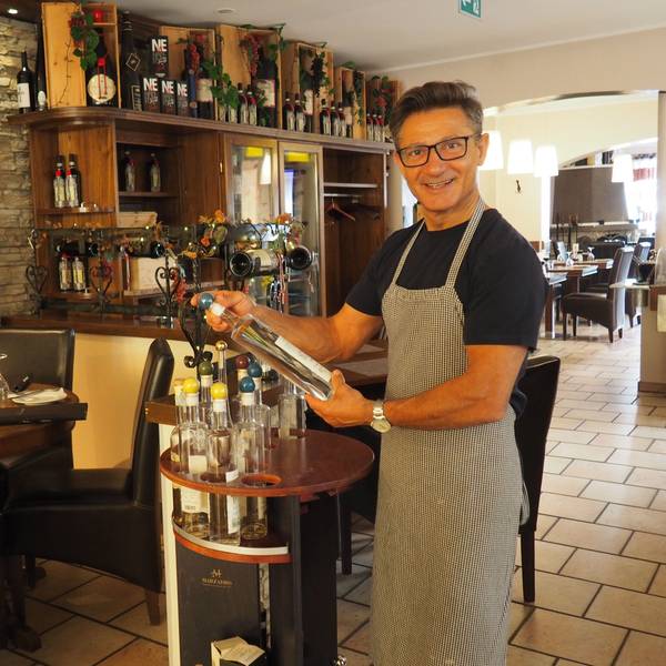 Das Bild zeigt Luciano Tarsilla, der sein Restaurant in Pulheim aufgibt.
