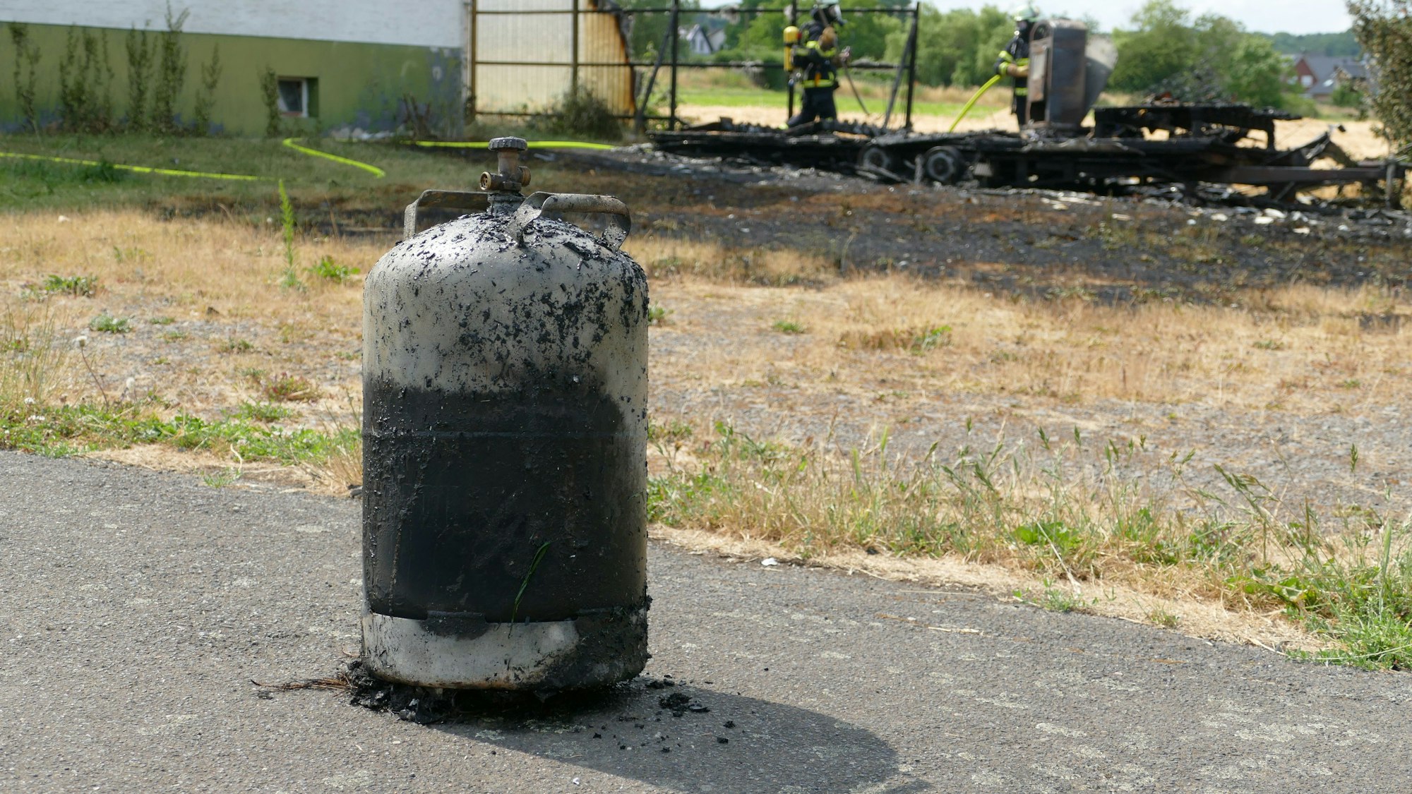 Diese Gasflasche holten die Wehrleute aus dem brennenden Wohnwagen.