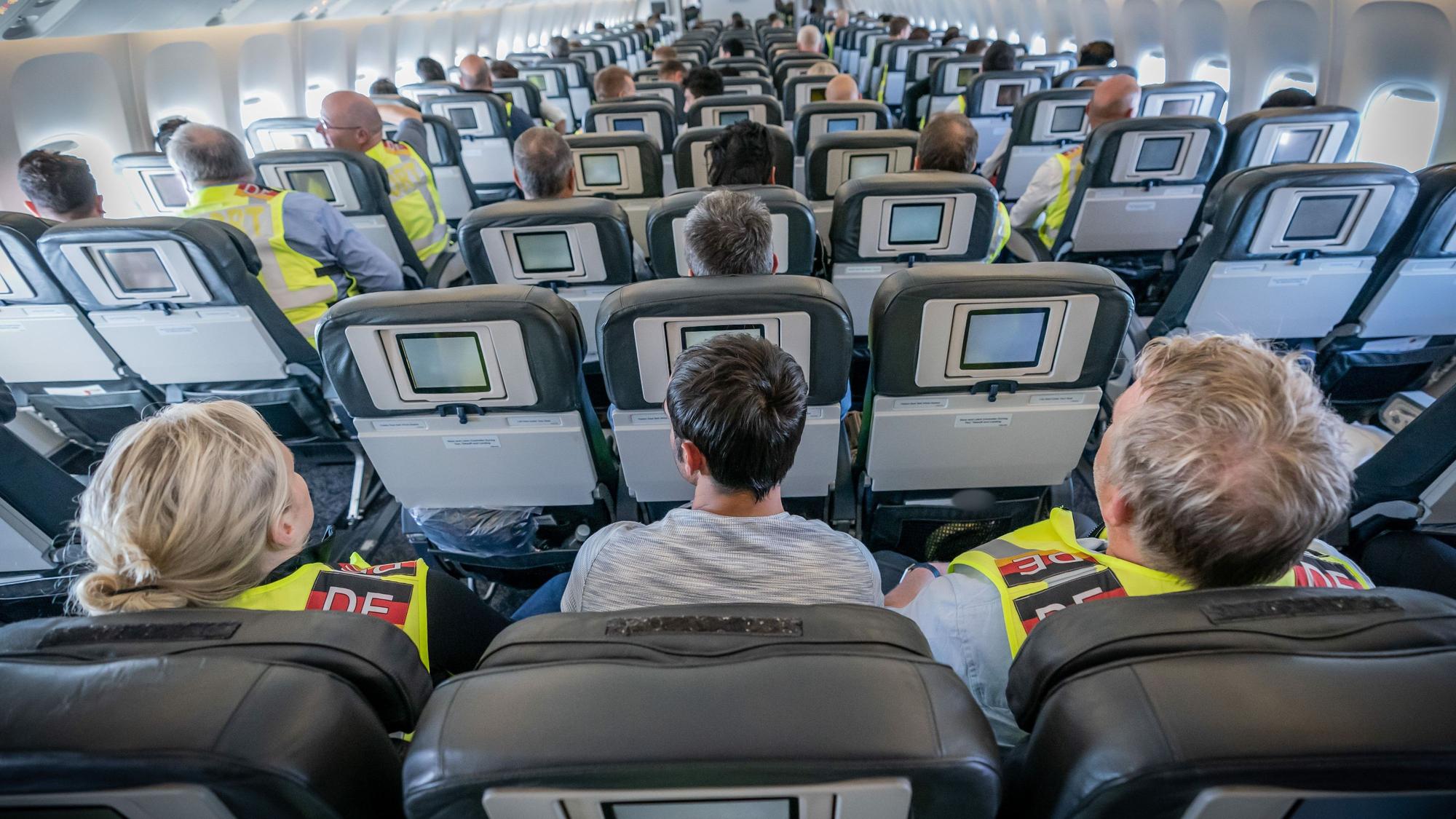 Zwei Polizeibeamte begleiten als "Escort" einen Afghanen auf dem Flug von Leipzig nach Kabul in einem Charterflugzeug.