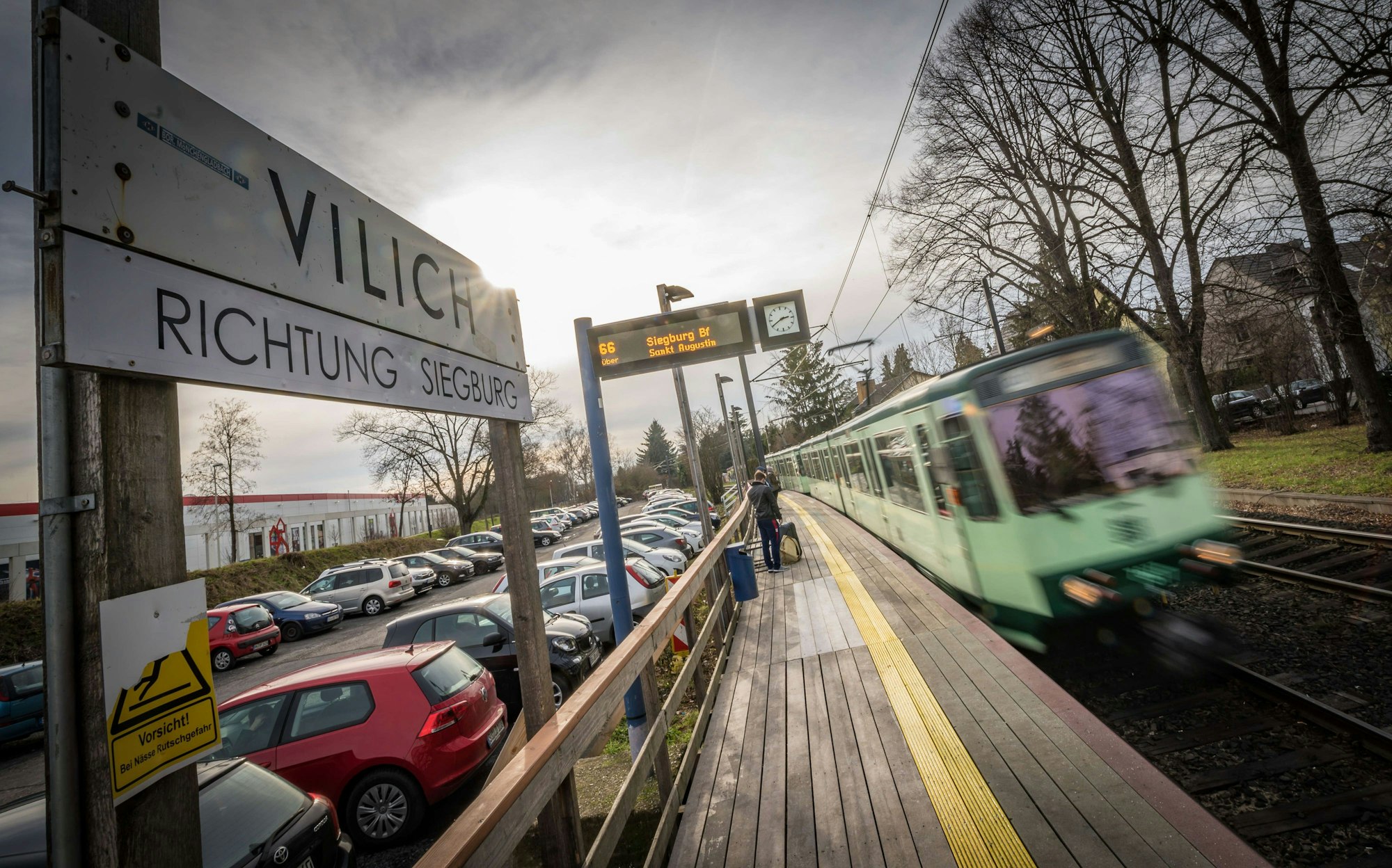 An der Haltestelle Vilich fuhr die Stadtbahnlinie 66 in der Nacht zum 22. Dezember 2019 durch, allerdings Richtung Bonn.