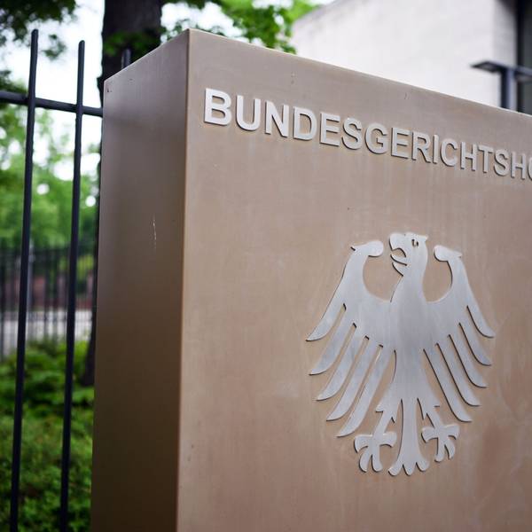 Ein Hinweisschild steht vor dem Bundesgerichtshof (BGH). Der Bundesgerichtshof hat den Weg zum Schadensersatz für Diesel-Kläger vereinfacht. (Symbolbild)