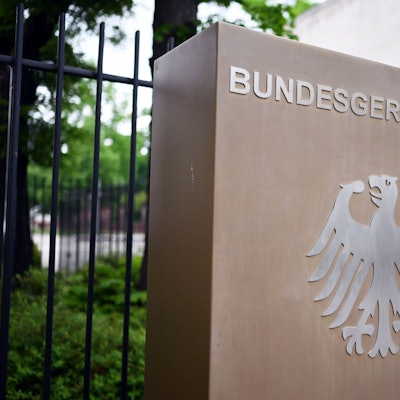 Ein Hinweisschild steht vor dem Bundesgerichtshof (BGH). Der Bundesgerichtshof hat den Weg zum Schadensersatz für Diesel-Kläger vereinfacht. (Symbolbild)