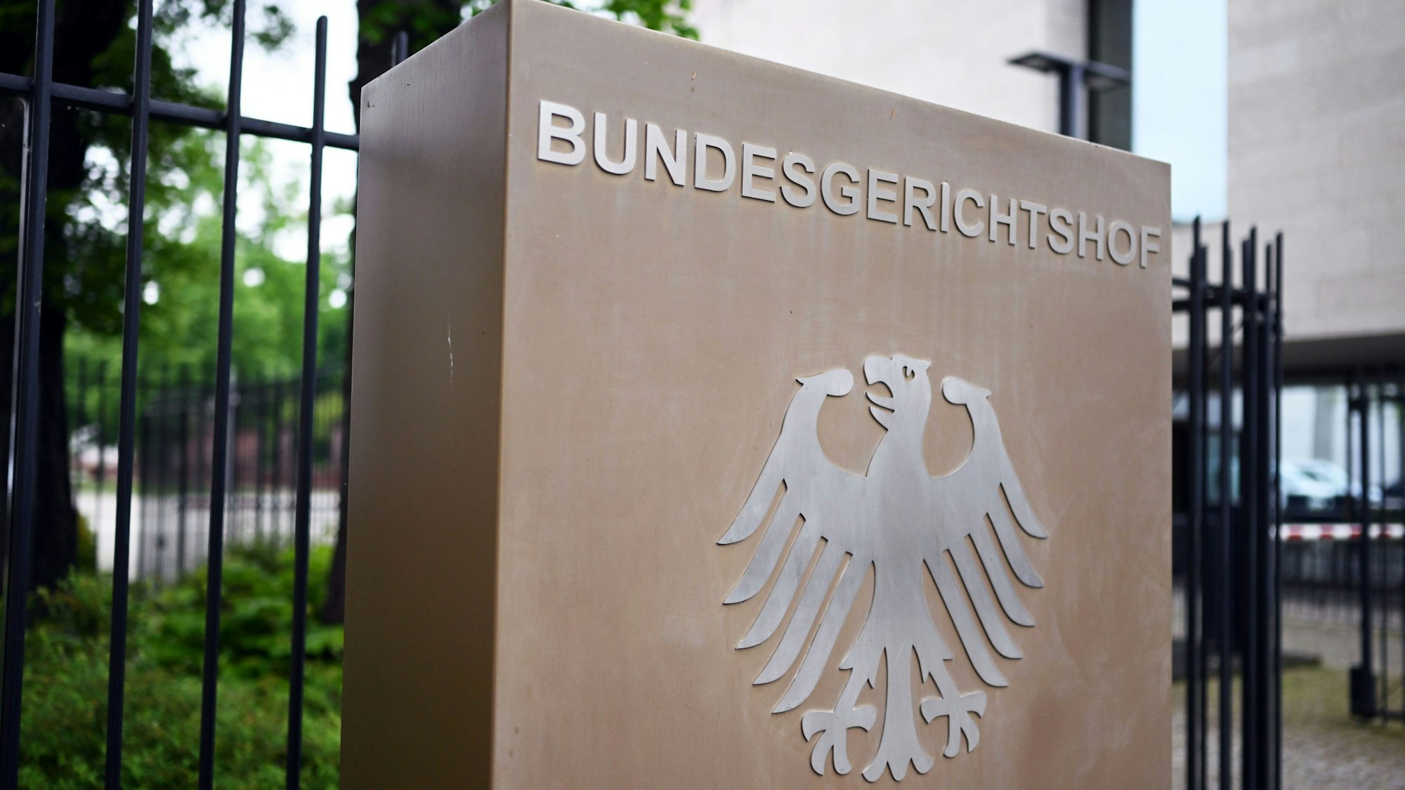 Ein Hinweisschild steht vor dem Bundesgerichtshof (BGH). Der Bundesgerichtshof hat den Weg zum Schadensersatz für Diesel-Kläger vereinfacht. (Symbolbild)