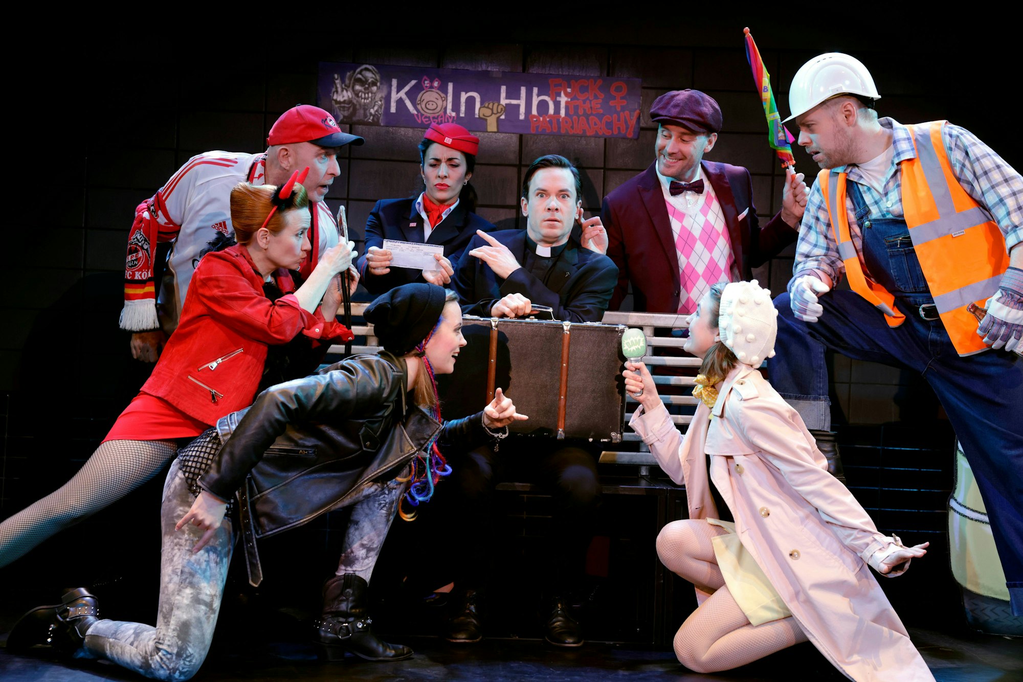 Das Köln-Musical "Himmel und Kölle" gastiert in der Volksbühne am Rudolfplatz Köln.
Inhalt: Der Jung-Pfarrer Elmar wird aus der ländlichen Provinz nach Köln versetzt. Im Verlauf einer einzigen wilden Nacht kommt der katholische Musterschüler an die Grenzen seines Glaubens. Eine schwungvolle Geschichte gespickt mit urkomischen Ideen, rasanten Szenenwechseln und Musik von Andreas Schnermann. Die Erfolgs-Autoren Dietmar Jacobs und Moritz Netenjakob machen der Stadt Köln eine bissige Liebeserklärung voller Wortwitz und Gefühl.
am 02. Februar 2023
in der Volksbühne am Rudolfplatz, Aachener Straße 5, 50674 Köln