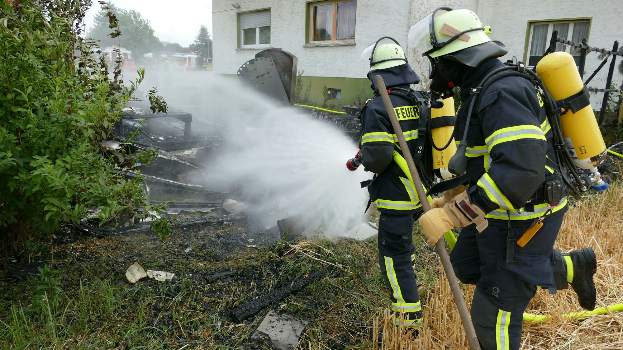 Die Feuerwehr löschte den brennenden Wohnwagen ab.