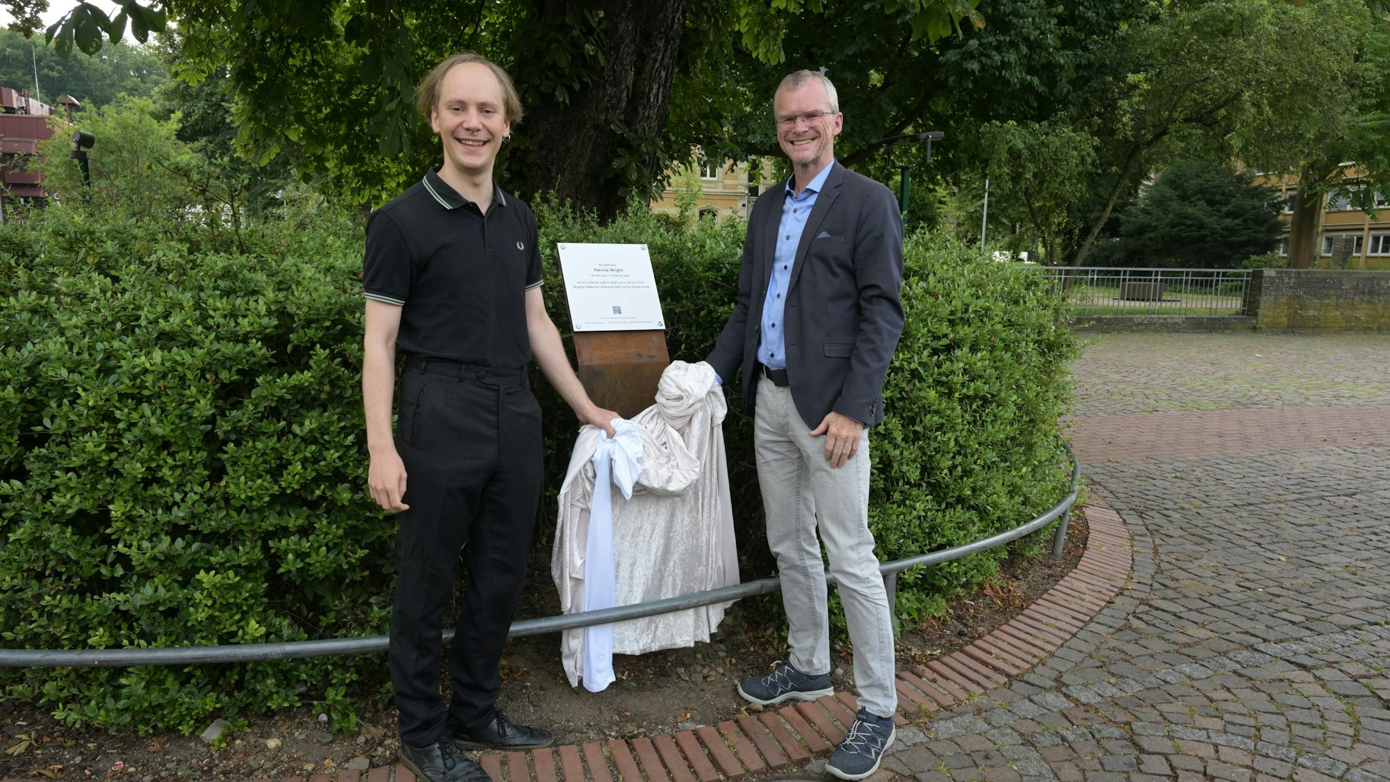 Enthüllung Gedenktafel Patricia Wright Konrad-Adenauer-Platz
v.l. Georg Gläser (Sprecher der Erinnerungspolitischen Initiative),
BM Frank Stein