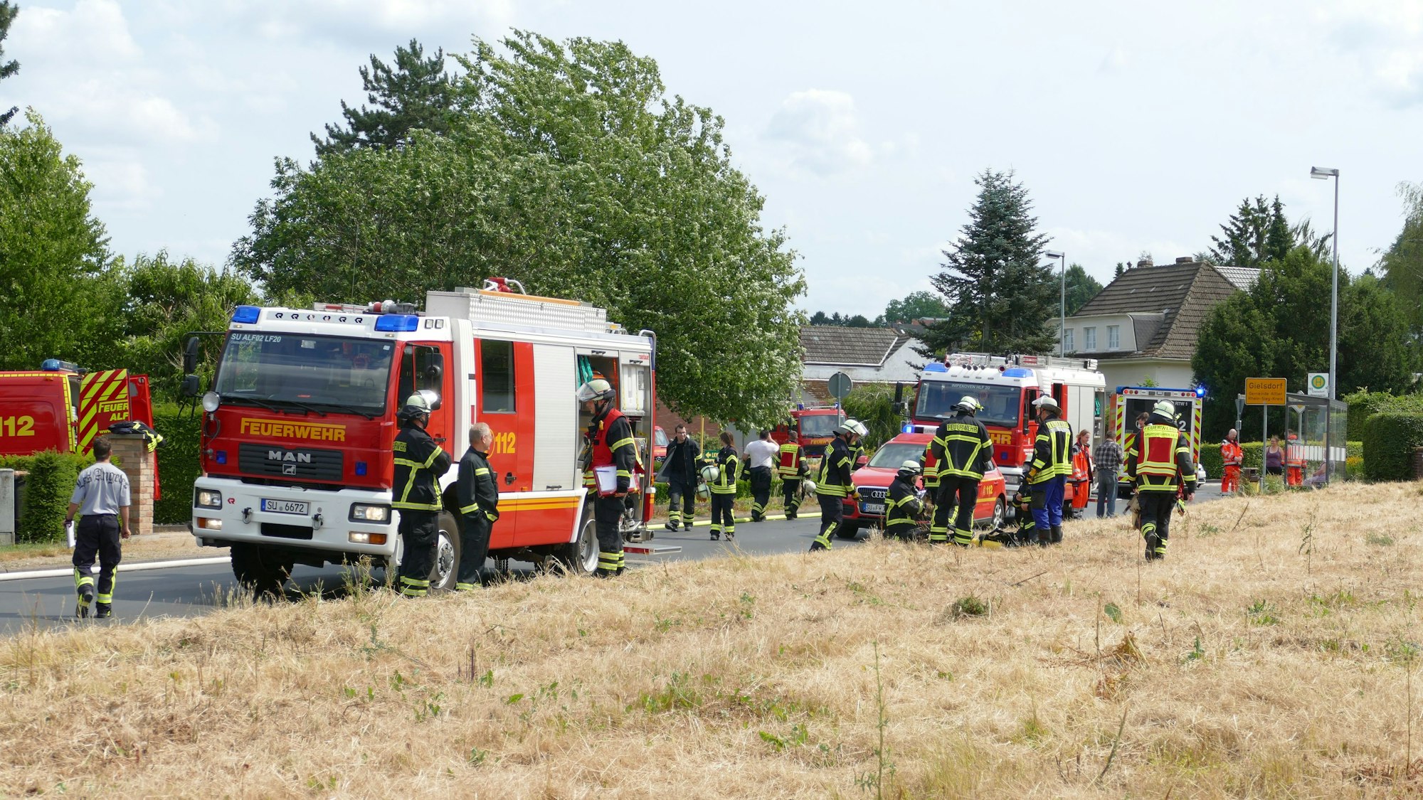 Alle Löscheinheiten der Feuerwehr Alfter waren am Gielsdorfer Weg vor Ort.