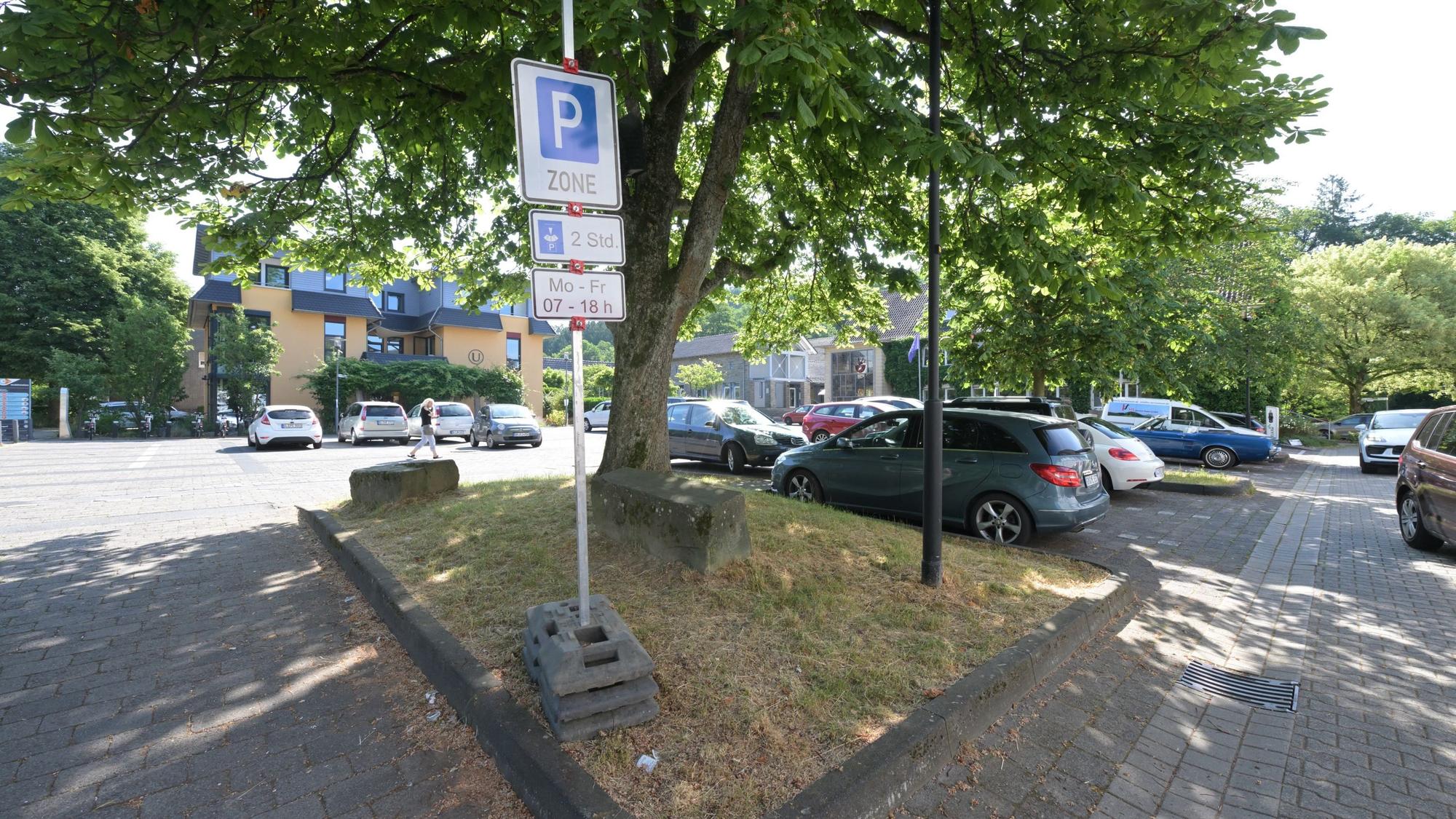 Das Foto zeigt den Karlheinz-Stockhausen-Platz, auf dem jetzt eine Parkscheibenpflicht gilt.
