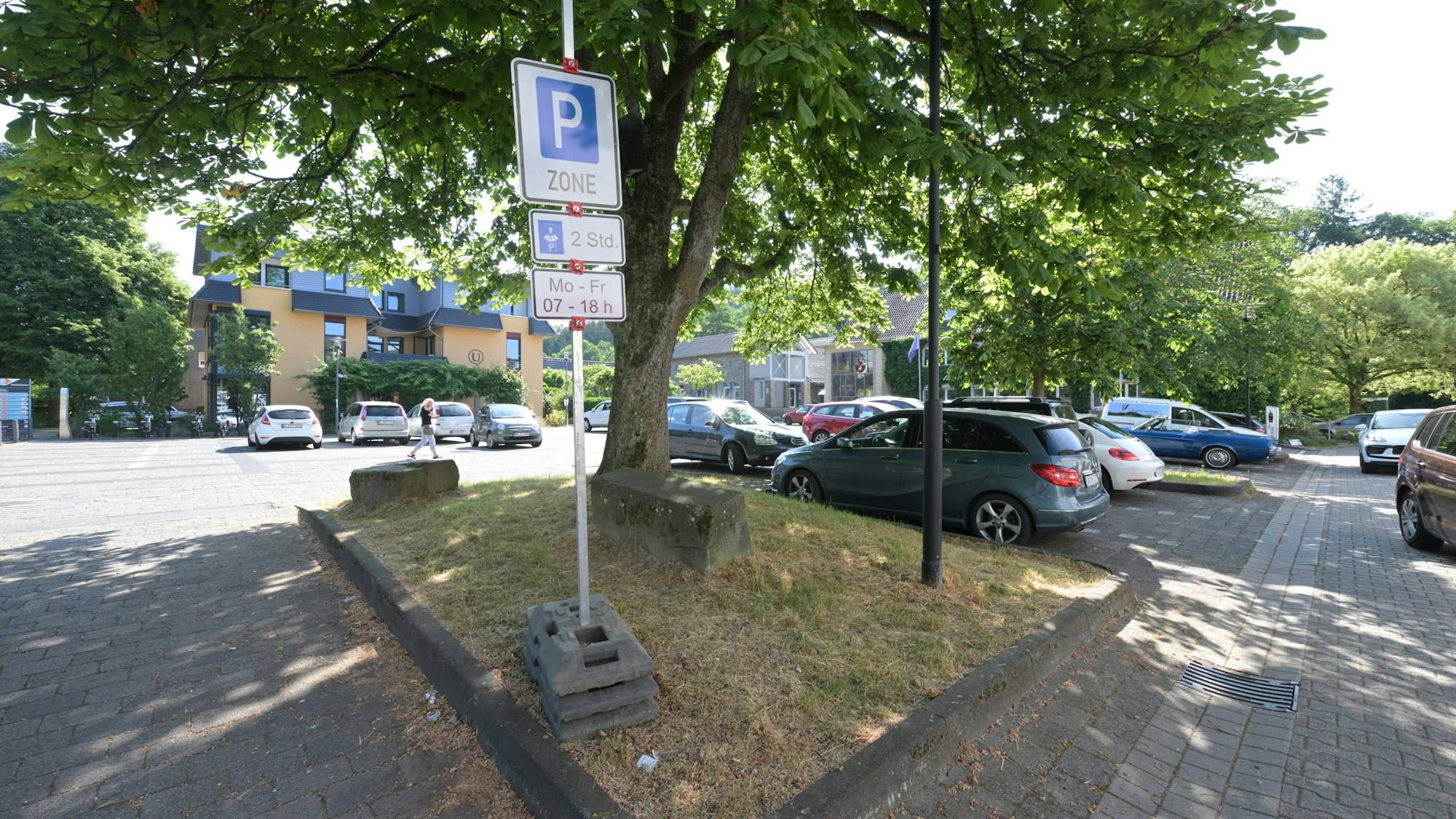 Das Foto zeigt den Karlheinz-Stockhausen-Platz, auf dem jetzt eine Parkscheibenpflicht gilt.
