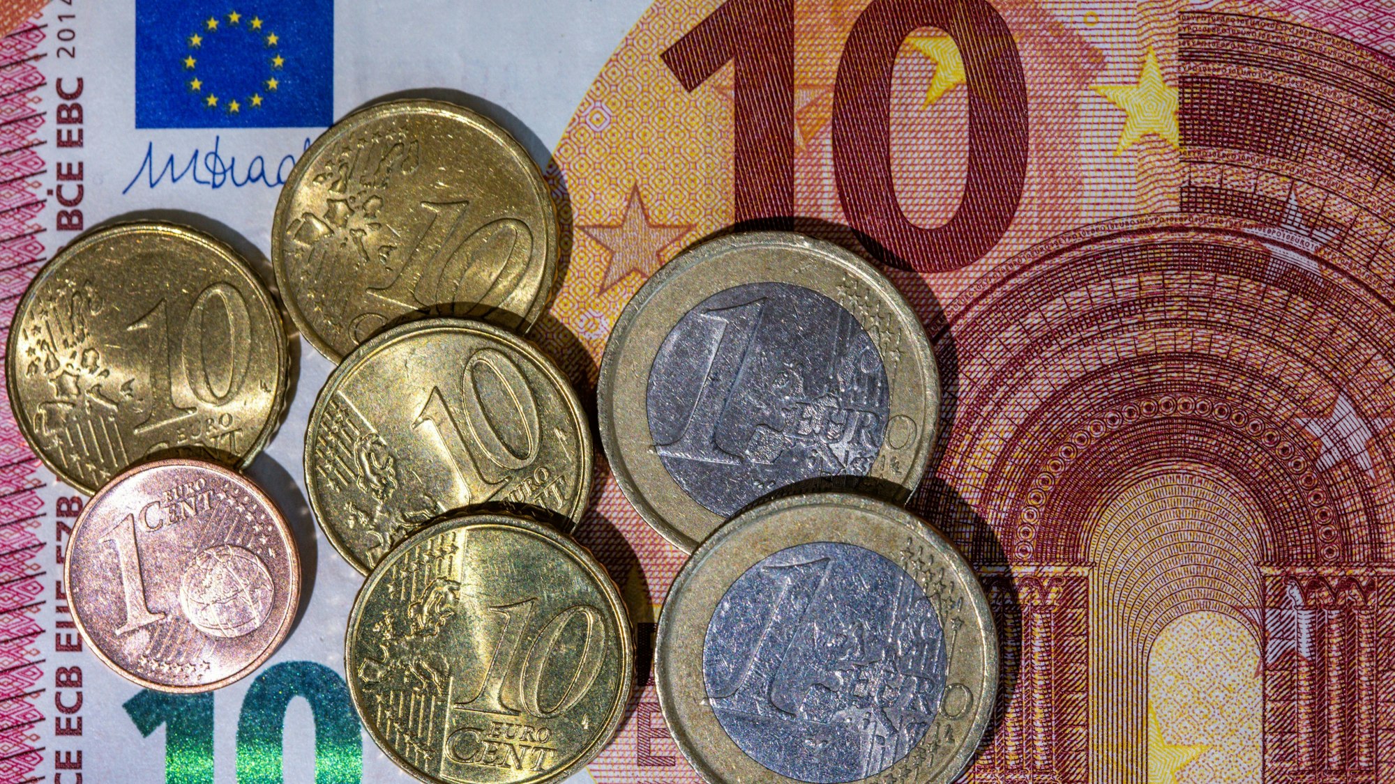 Ein Geldschein und Euromünzen mit dem Wert von 12,41 Euro liegen auf einem Tisch.