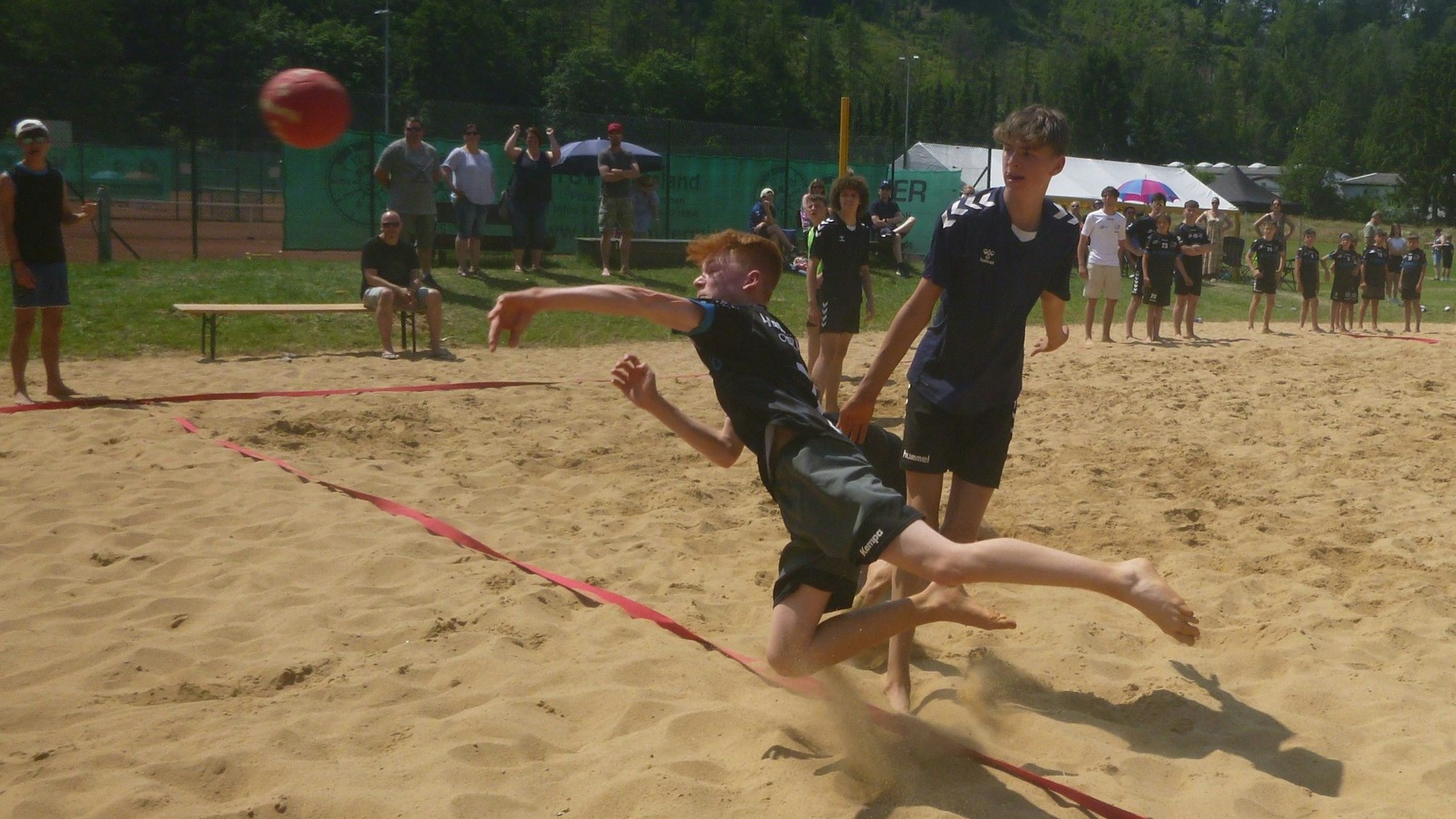 Spielszene aus dem Beachhandball.