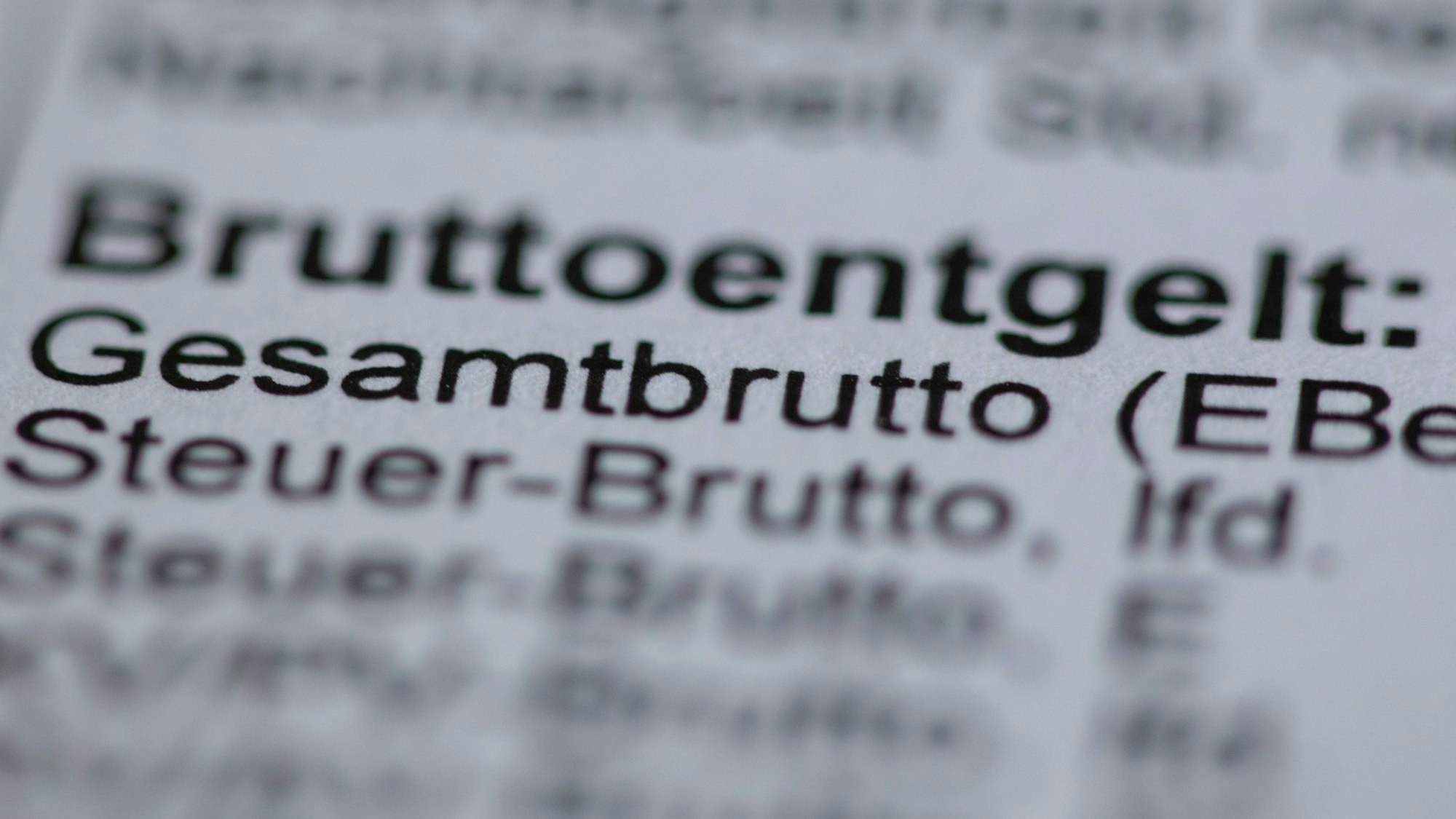 Lohnabrechnung: Die Mindestlohnkommission aus Arbeitgeber- und Arbeitnehmervertretern hat einen Vorschlag vorgelegt.