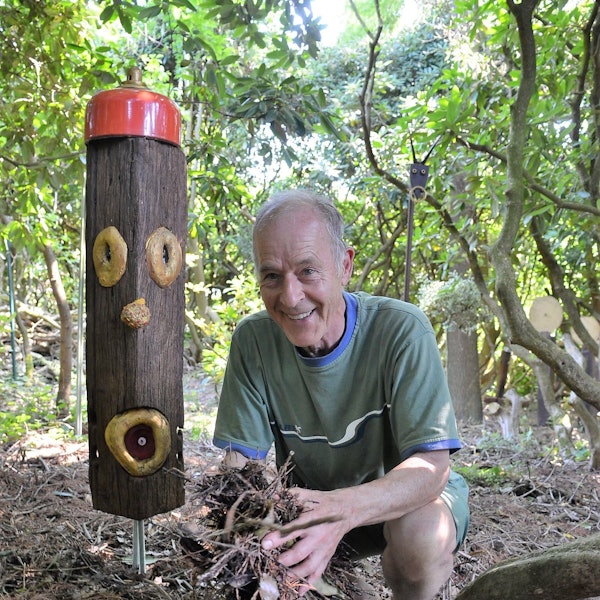 Gartenbesitzer Günther Meyer hält Mulch von einem Mammutbaum in den Händen.