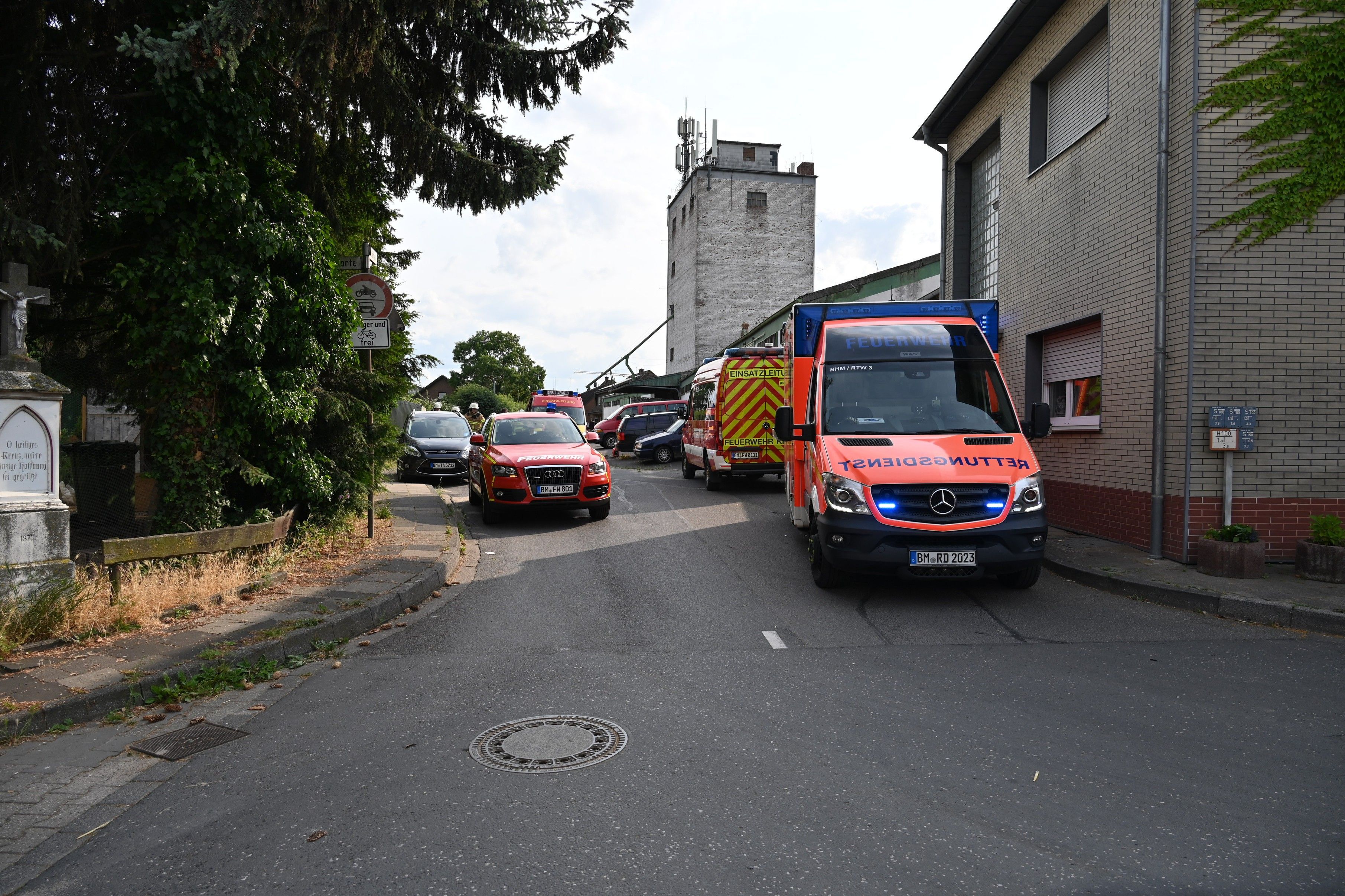 Das Bild zeigt mehrere Einsatzkräfte auf der Straße in Kerpen-Blatzheim.