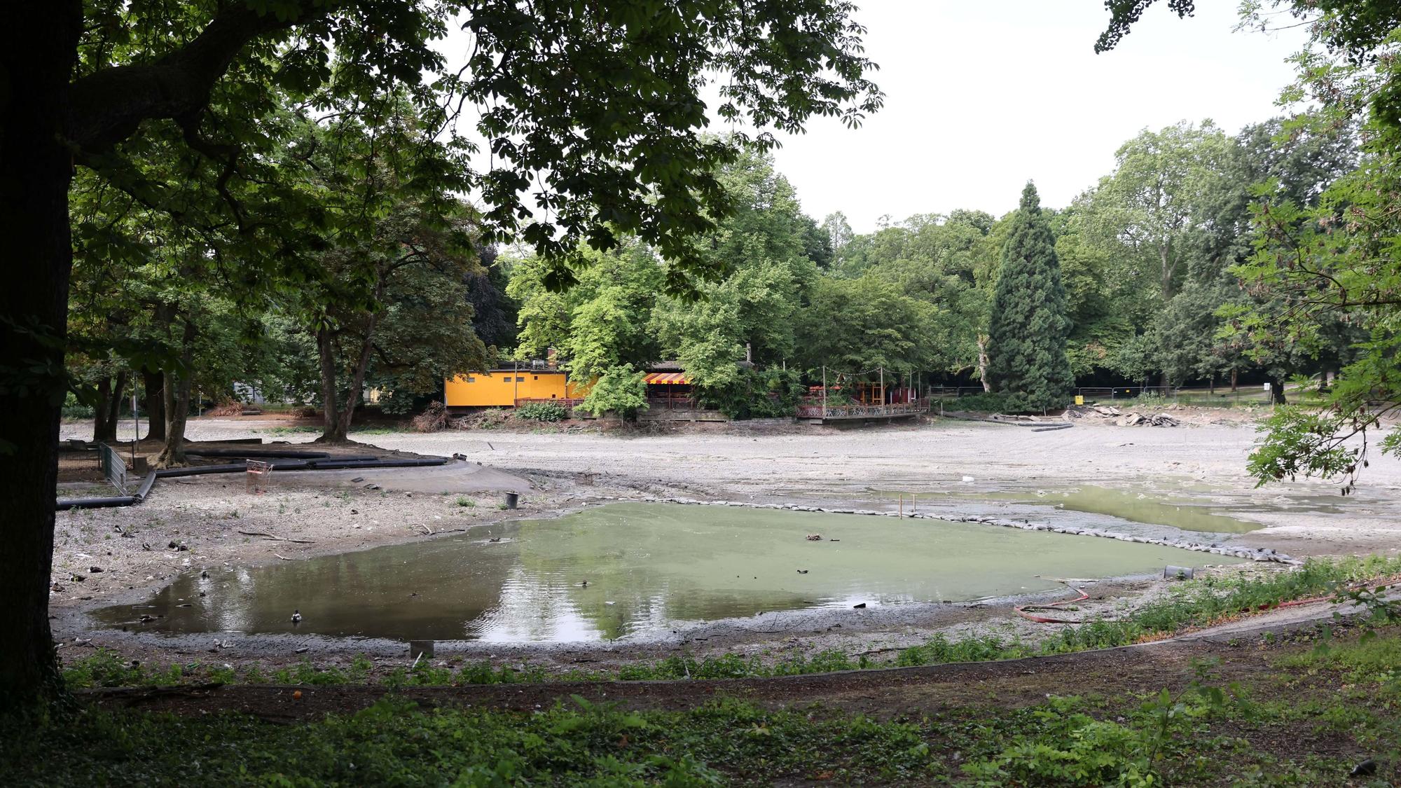 Nur noch ein Restgewässer ist im Weiher verblieben. Die Boote liegen in diesem Sommer auf dem Trockenen.