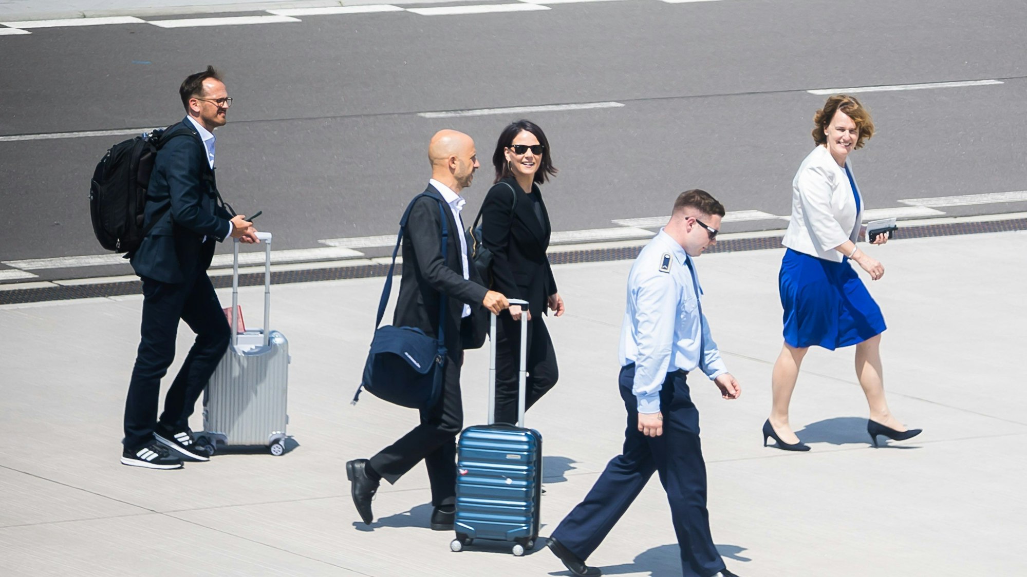 Annalena Baerbock (Bündnis 90/Die Grünen, 3.v.l), Außenministerin, geht auf dem militärischen Teil des Flughafens Berlin-Brandenburg BER zum Airbus A350 der Luftwaffe, um nach Südafrika zu fliegen, als sie von einem Treffen der EU-Außenminister in Luxemburg zurückkommt.