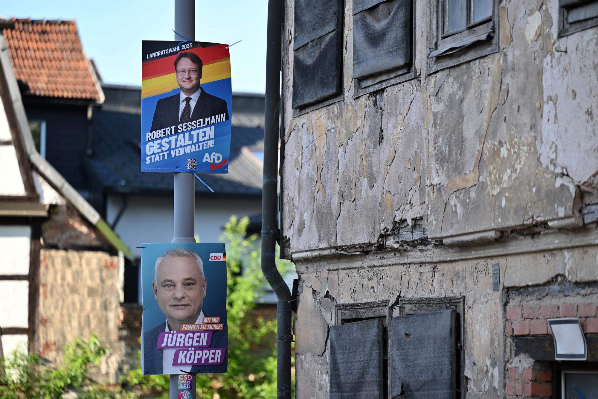 Sonneberg: Wahlplakate in der Sonneberger Innenstadt am Tag der Stichwahl