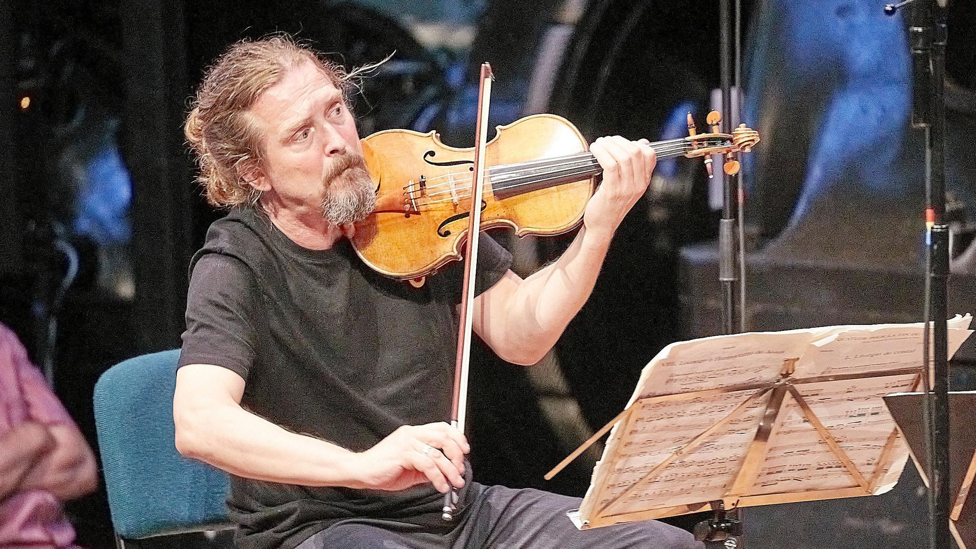 Christian Tetzlaff bei seiner Darbietung als Geiger im Abschlusskonzert.