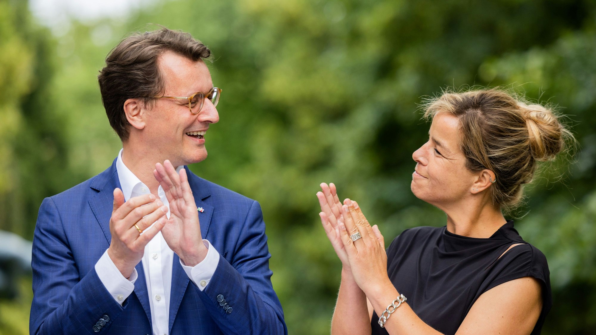 Bisher passt zwischen Hendrik Wüst und Mona Neubaur kein Blatt Papier. Aber ihre Parteien reiben sich zunehmend aneinander