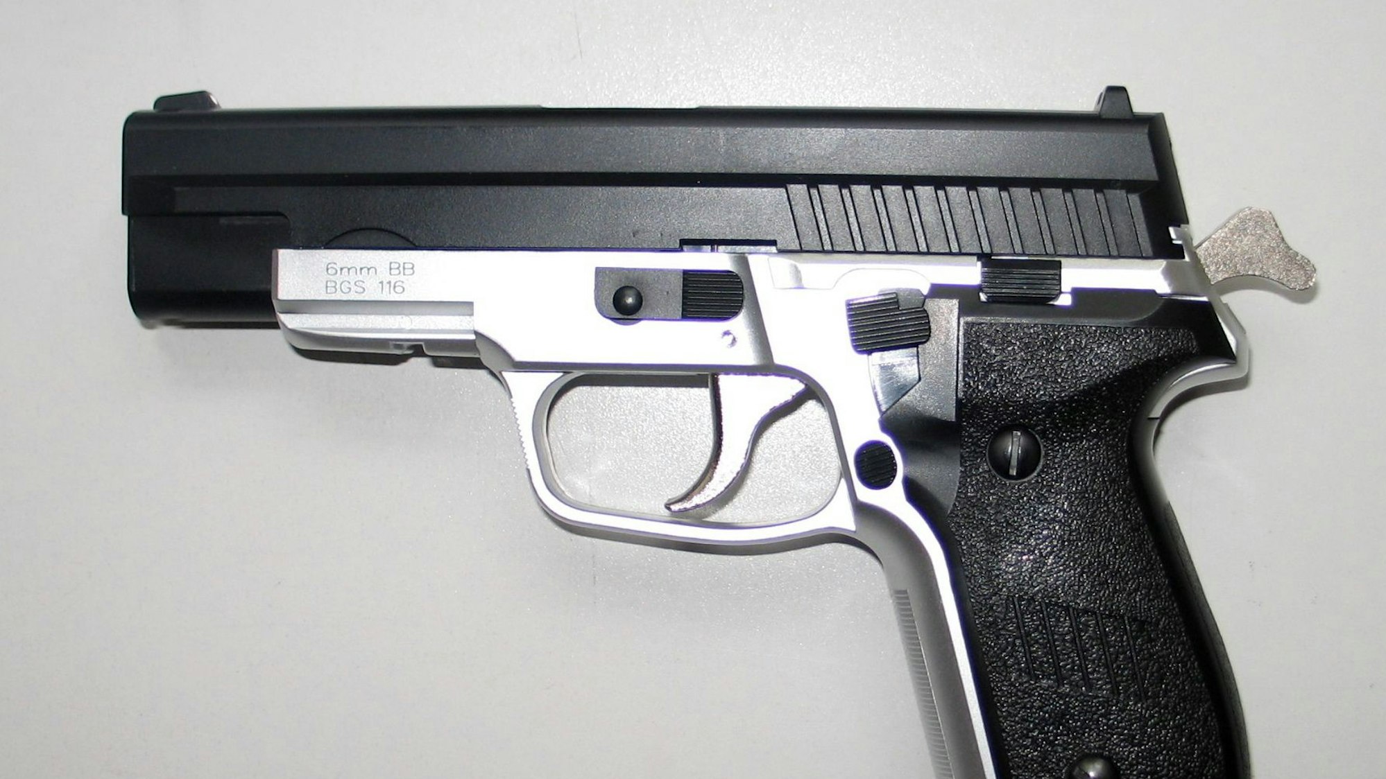 Das Foto der Polizei vom Freitag zeigt eine Softairpistole (Symbolbild).