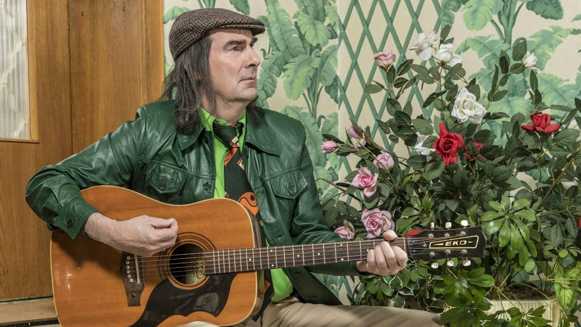 Der Musiker Guildo Horn spielt auf einer Gitarre.