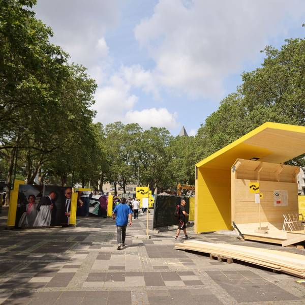 Ein schneckenförmiger Pavillon aus Holz auf dem Neumarkt.