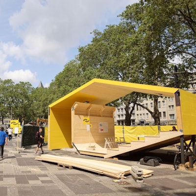 Ein schneckenförmiger Pavillon aus Holz auf dem Neumarkt.