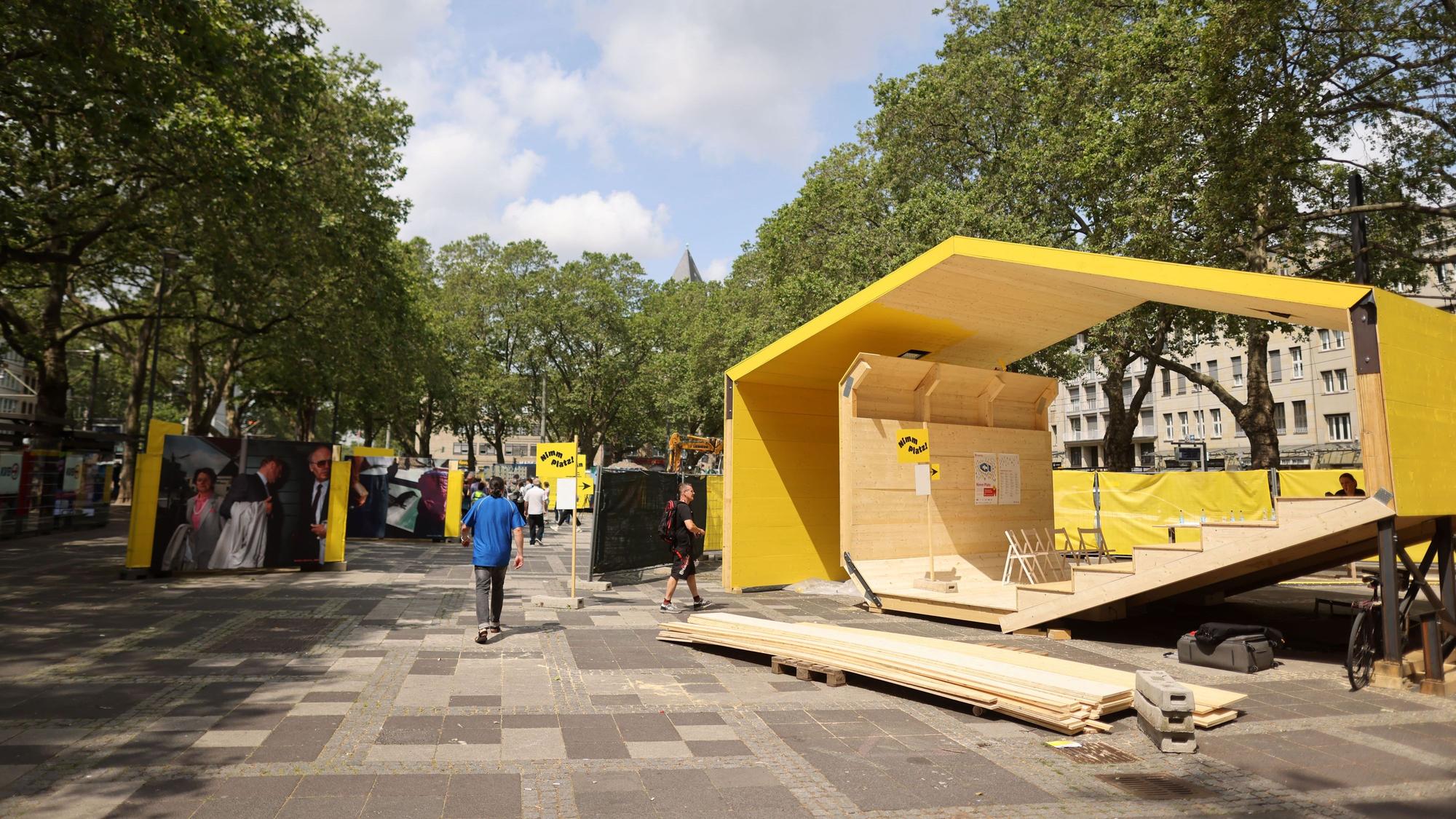 Ein schneckenförmiger Pavillon aus Holz auf dem Neumarkt.