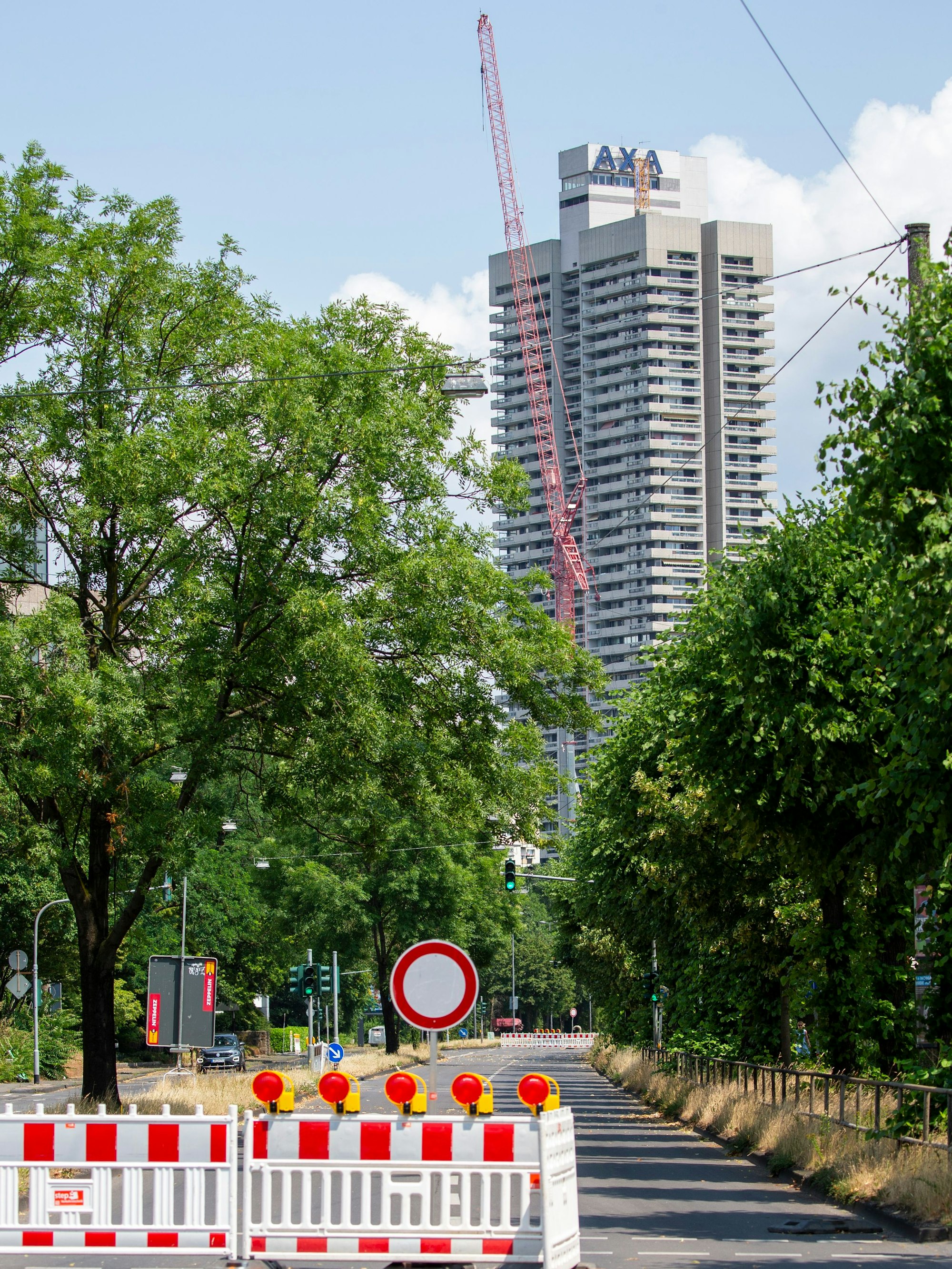 Blick auf den Kran am Axa-Hochhaus