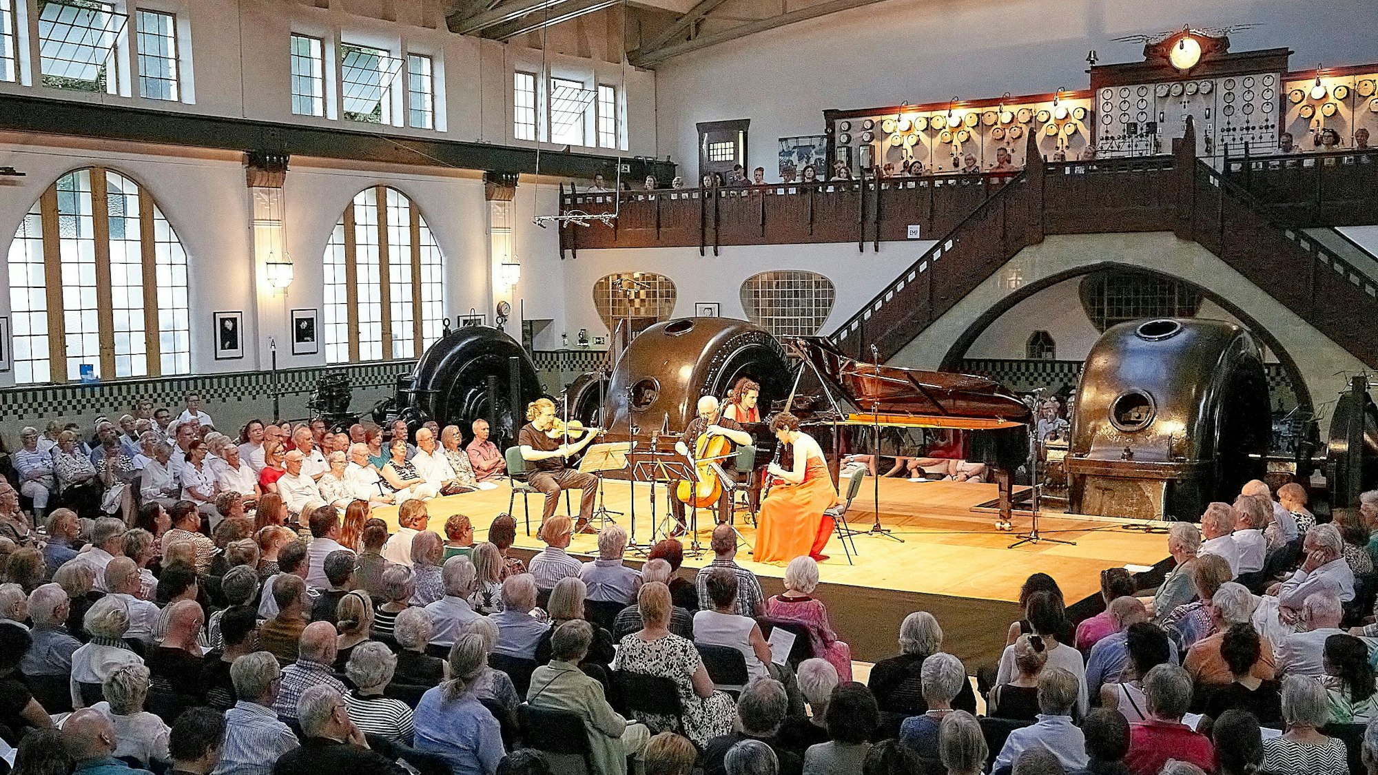 Im Rahmen des Festivals Spannungen sitzen Konzertbesucher im Kraftwerk in Heimbach.