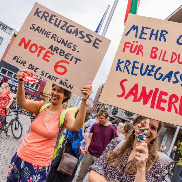 Plakate mit Forderung für Sanierung des Gymnasiums Kreuzgasse.