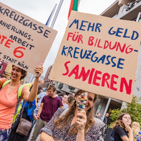 Plakate mit Forderung für Sanierung des Gymnasiums Kreuzgasse.