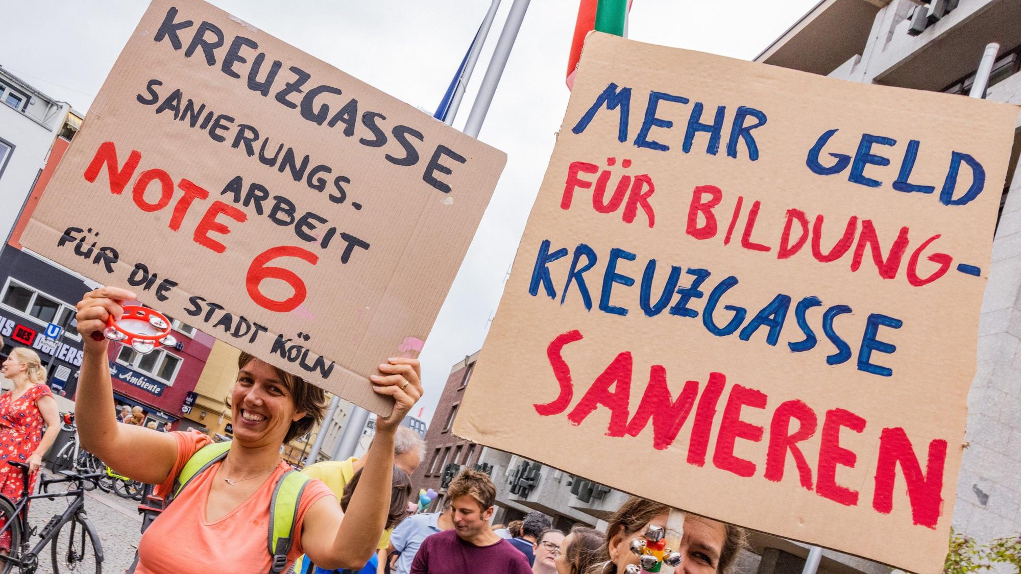 Plakate mit Forderung für Sanierung des Gymnasiums Kreuzgasse.