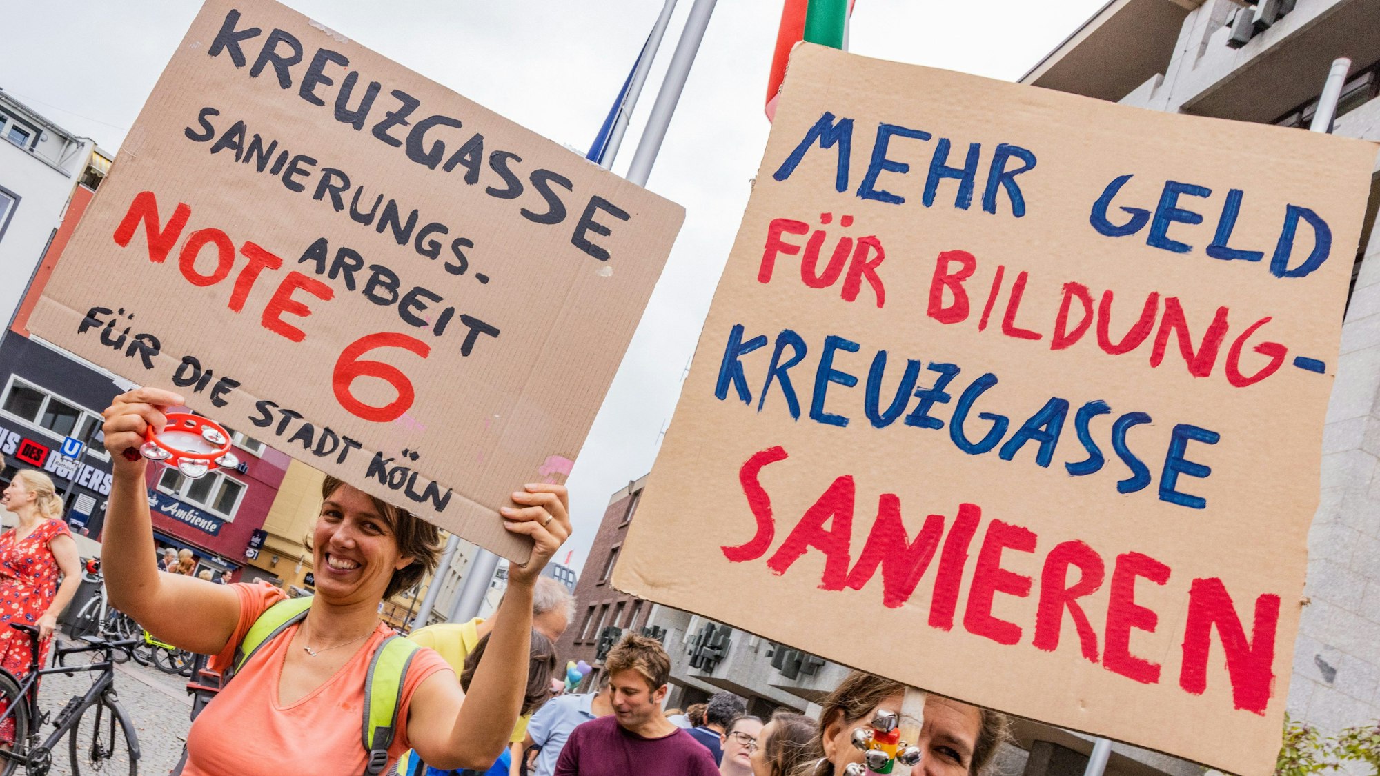 Plakate mit Forderung für Sanierung des Gymnasiums Kreuzgasse.