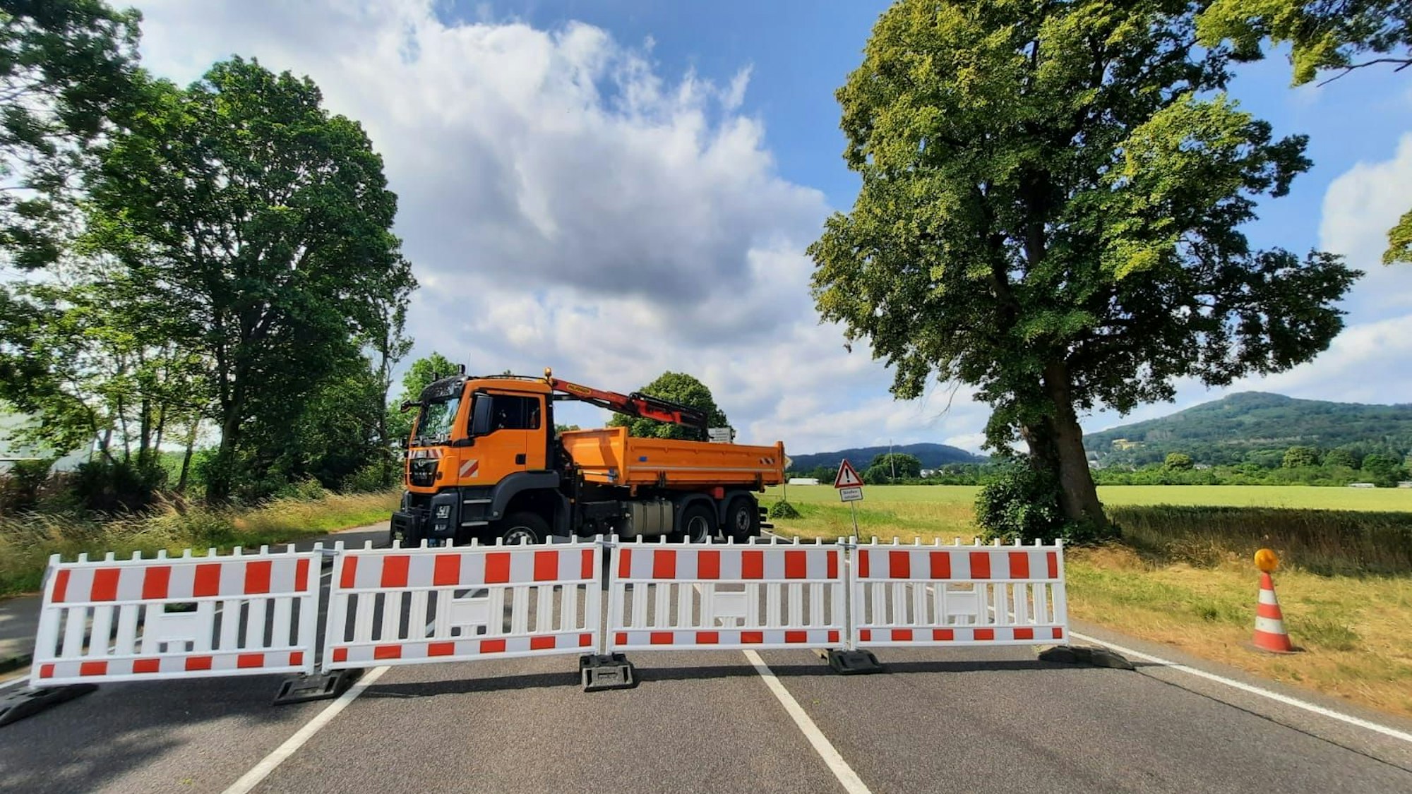 Sperrung einer Straße mit Warnbaken