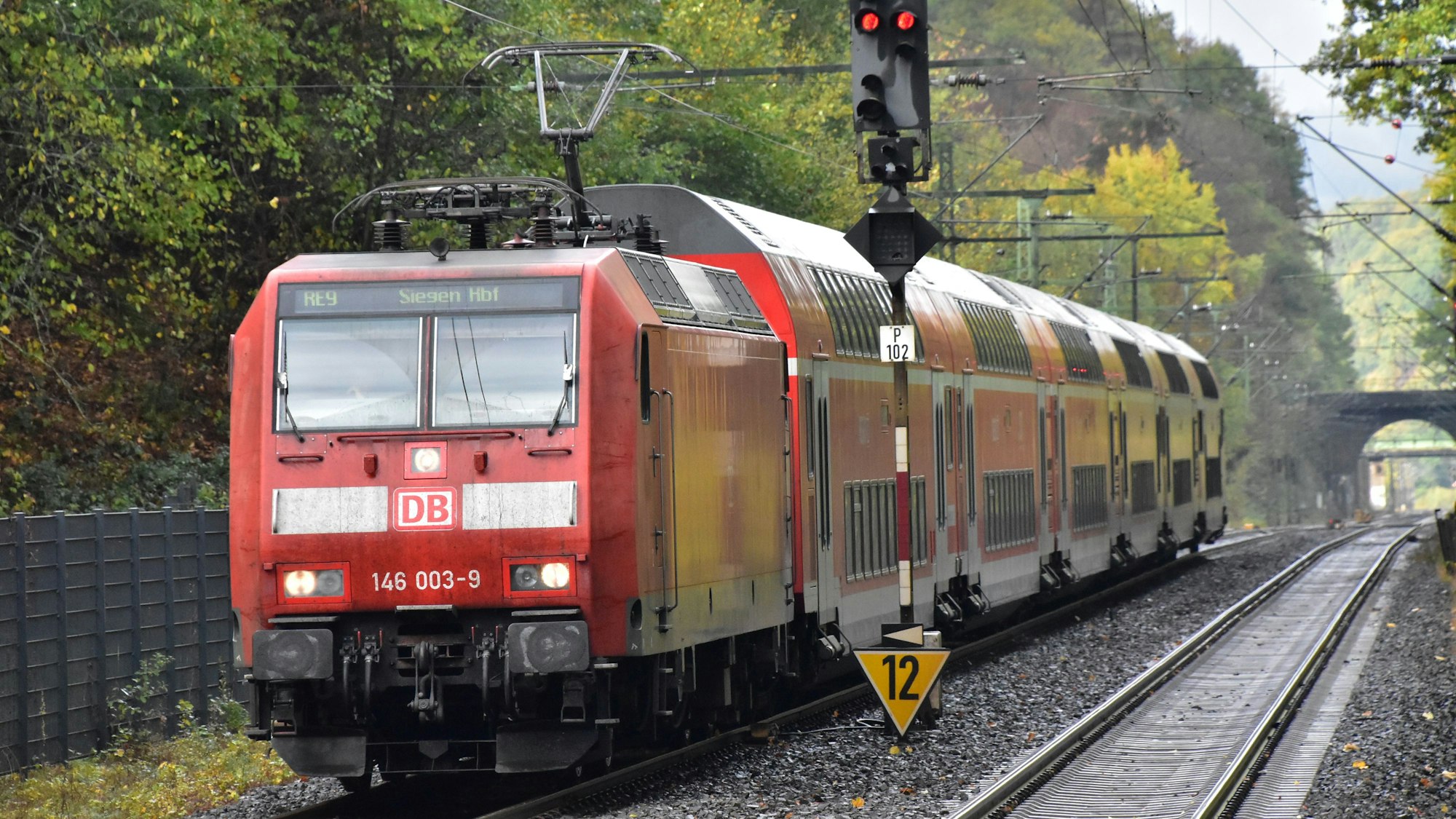 Ein Zug der Line RE 9 ist auf der Siegstrecke unterwegs.