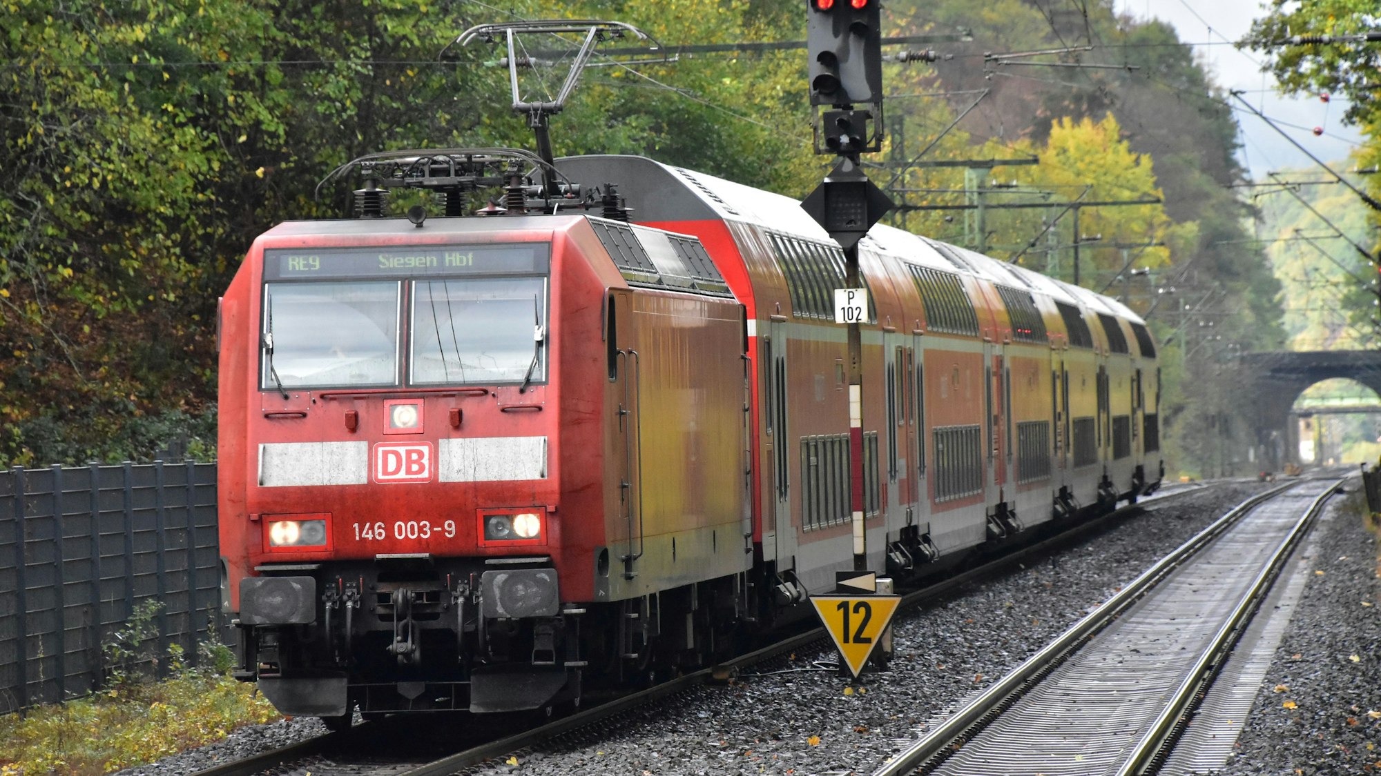 Die DB Regio wird auch künftig die Regionalexpress-Linie RE 9 betreiben. Das Unternehmen will dafür überwiegend Doppelstockzüge einsetzen.