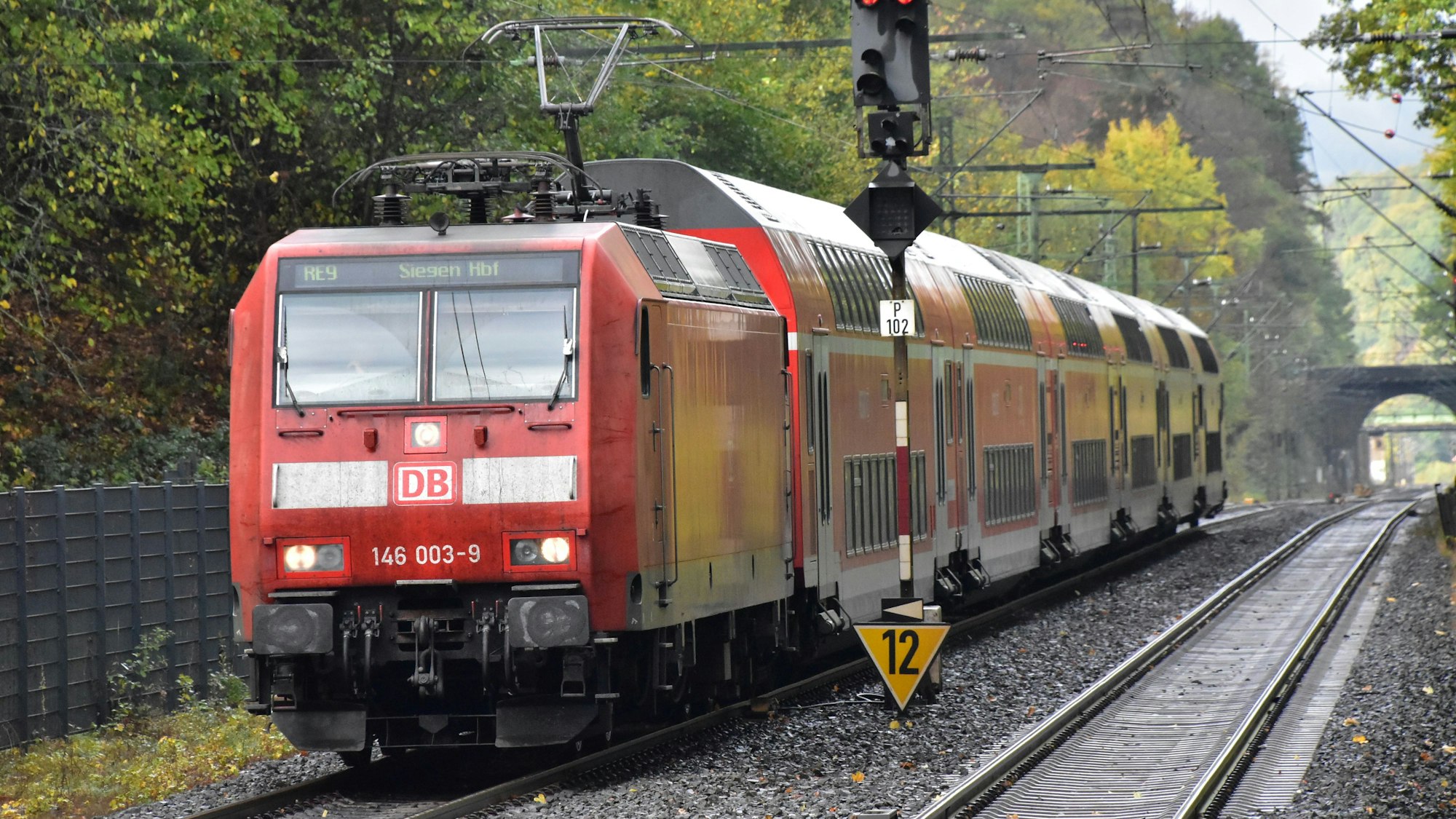 Der RE9 auf der Siegstrecke.