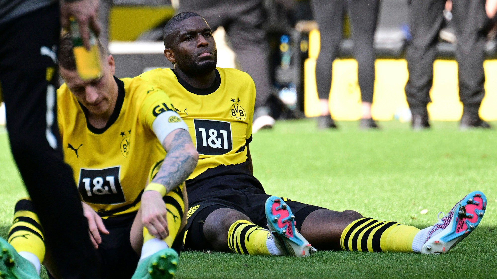 Anthony Modeste sitzt im BVB-Trikot auf dem Rasen.